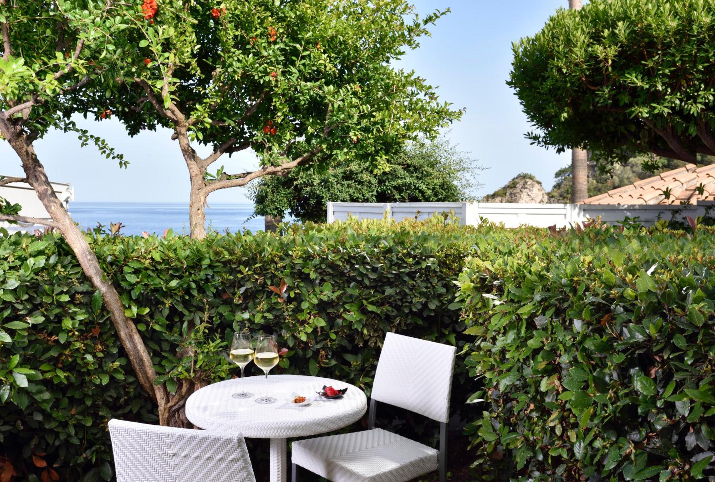 Superior Double Room with Partial Sea View - Photo 3