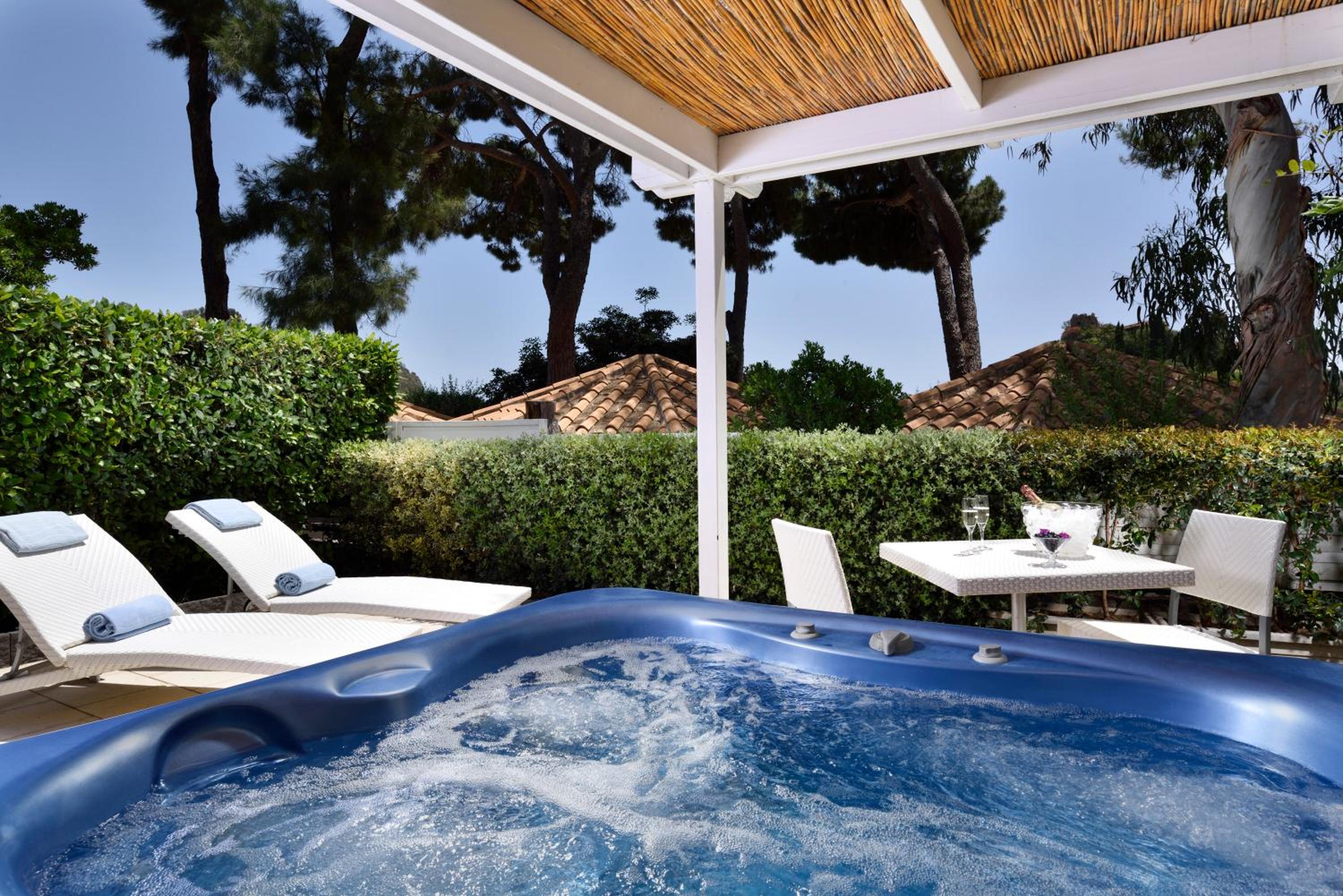 Superior Double Room with Hot Tub - Photo 2