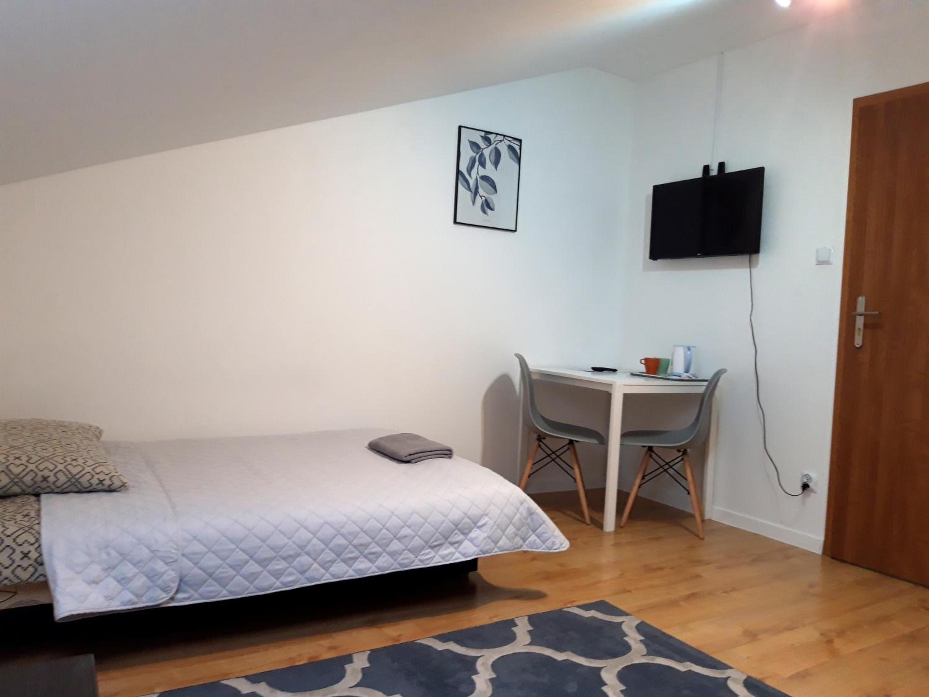 Double Room with Private Bathroom - Photo 2
