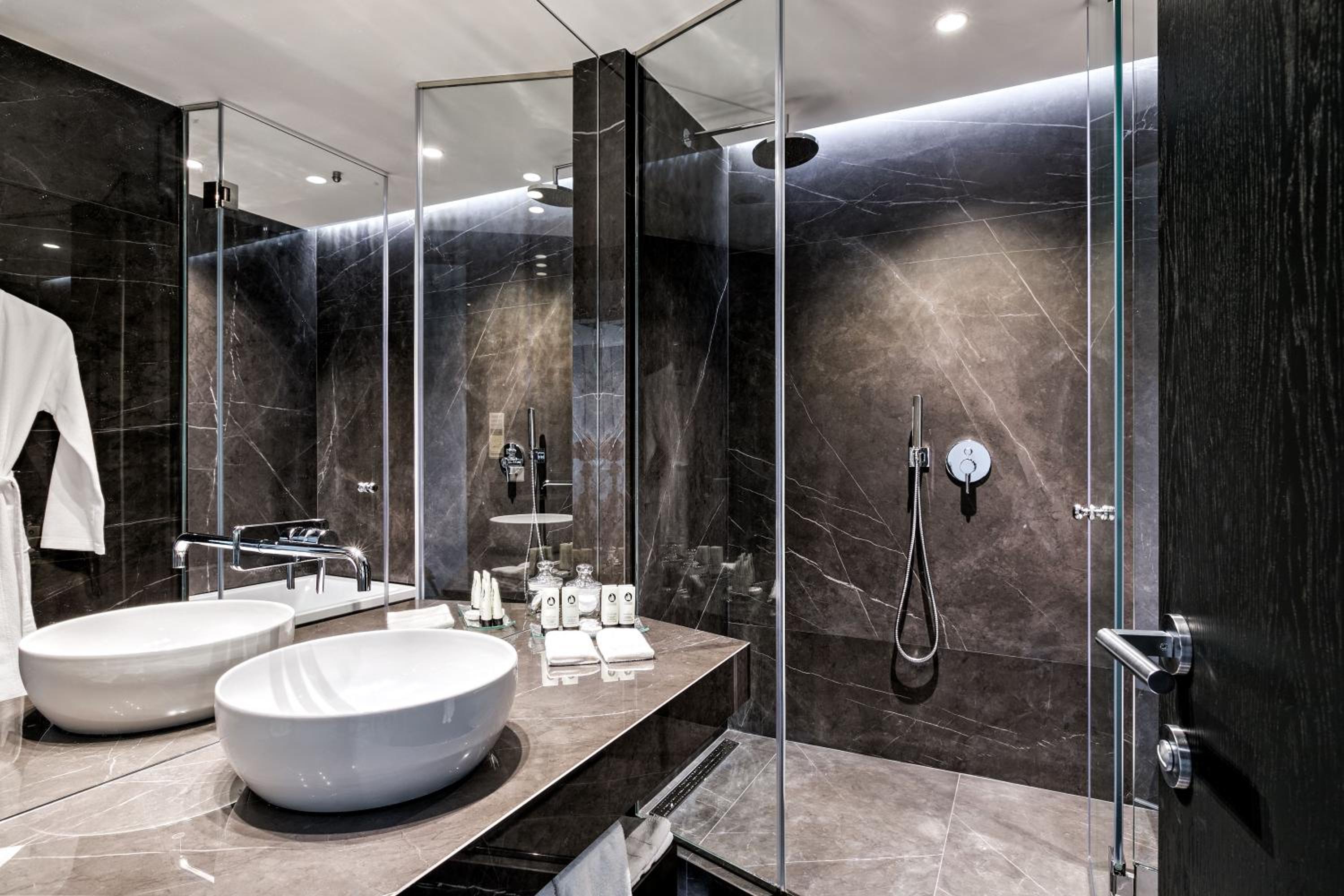 Luxury Queen Room thumbnail 6