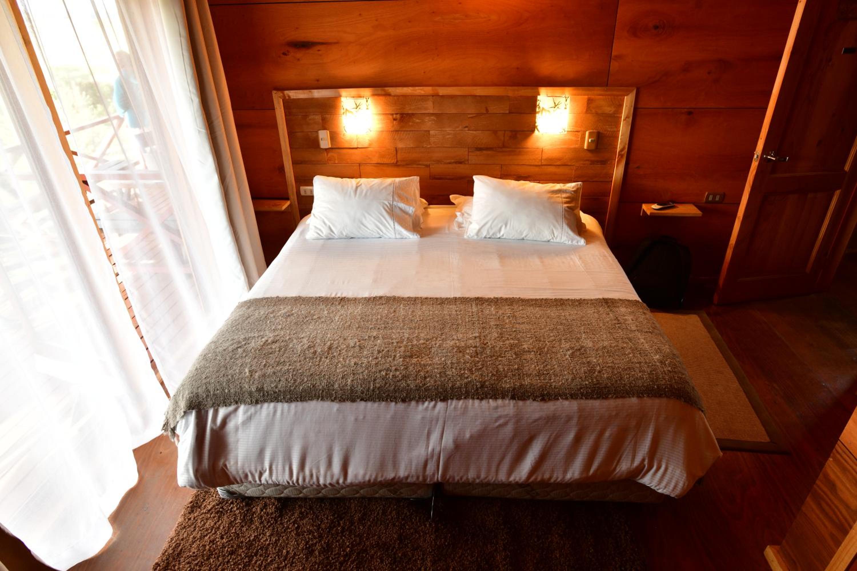 Deluxe Double Room (2 Adults + 1 Child)