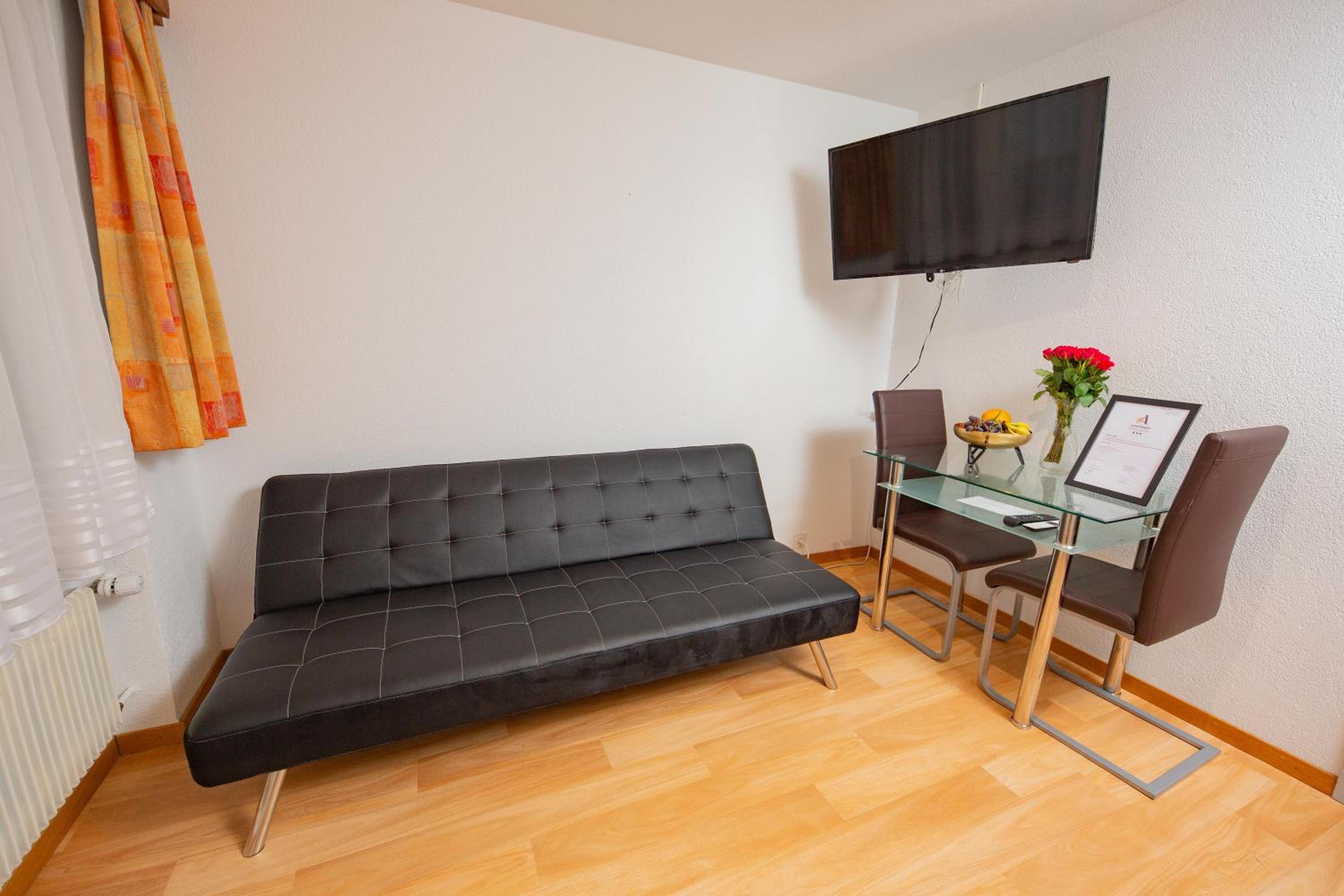 Studio Apartment - Photo 1