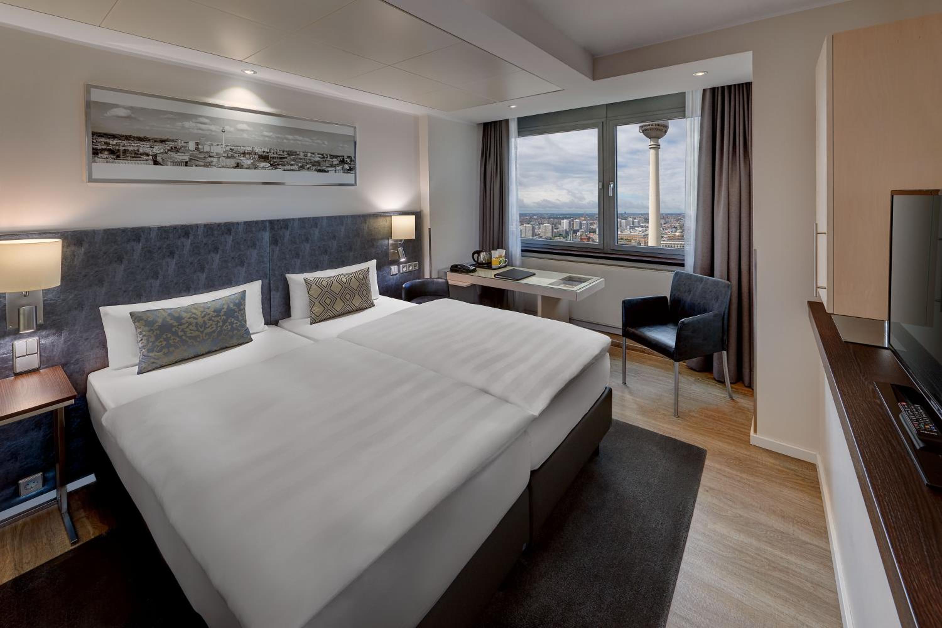 Panorama Double Room with City View thumbnail 6