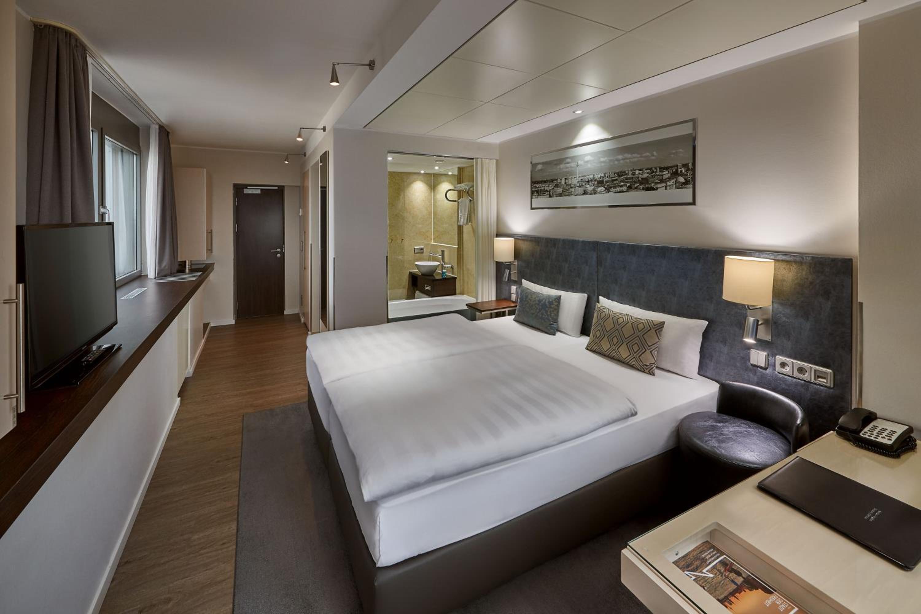 Panorama Double Room with City View thumbnail 5