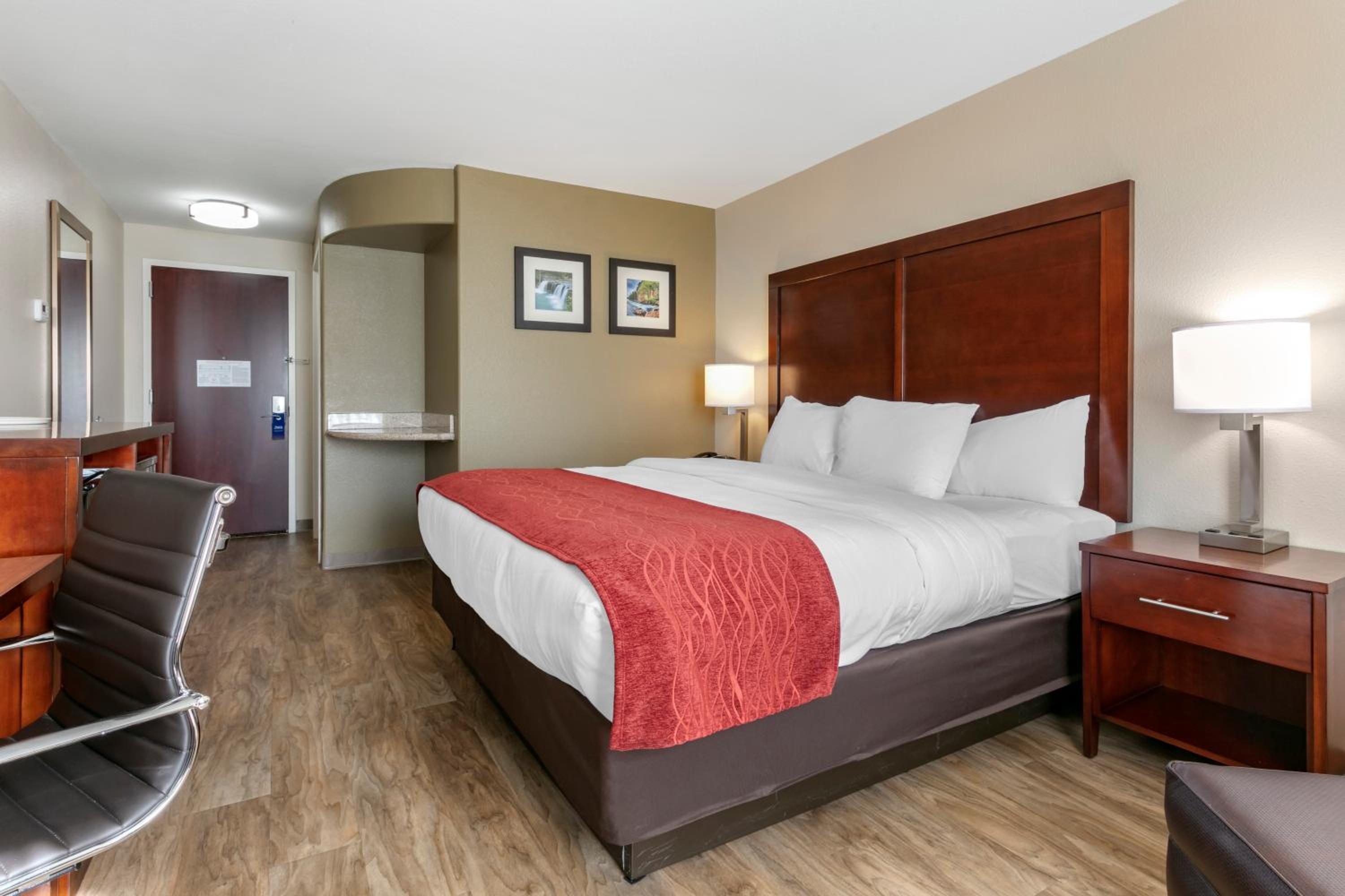 King Room - Non-Smoking - Photo 2