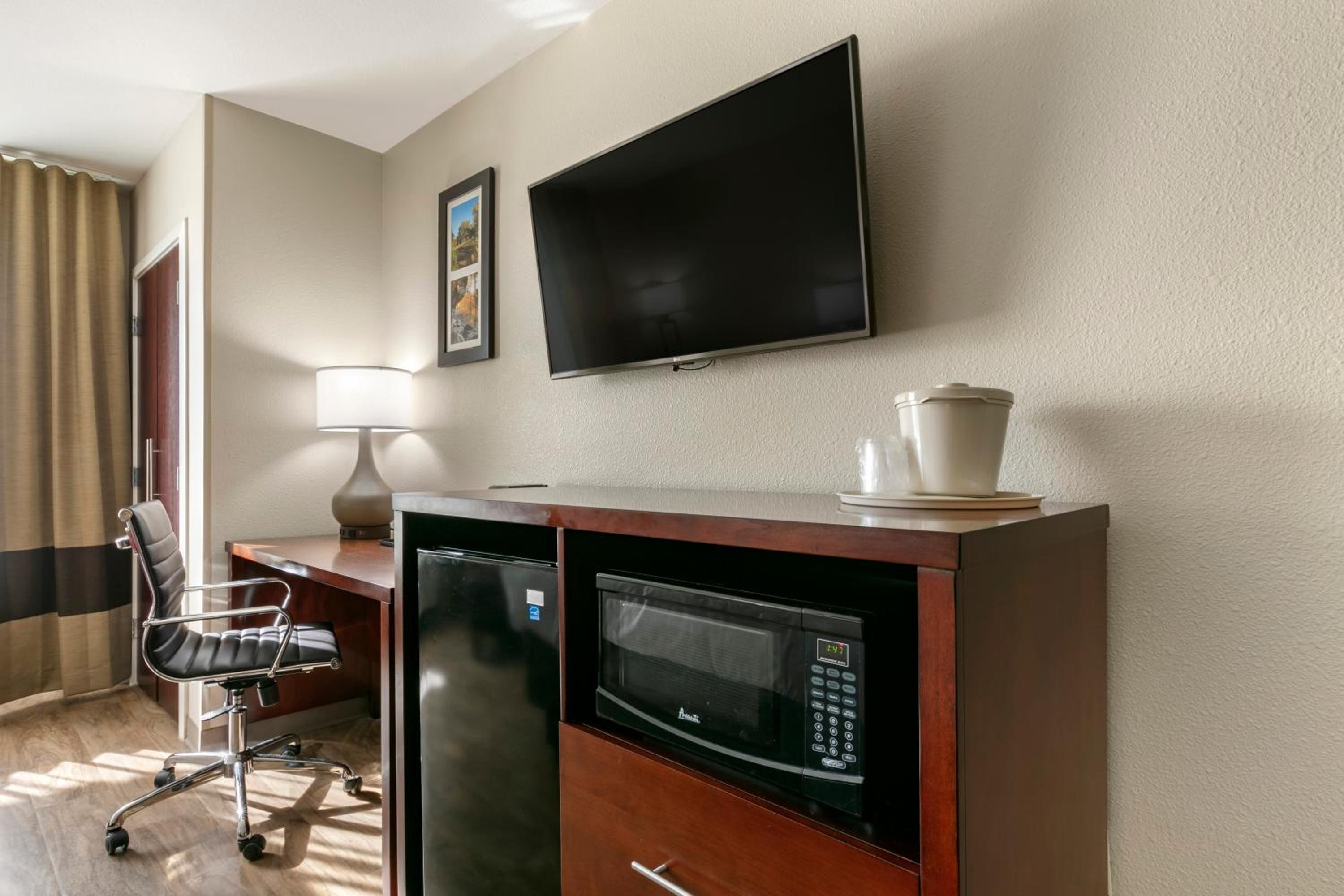 King Room - Non-Smoking - Photo 4