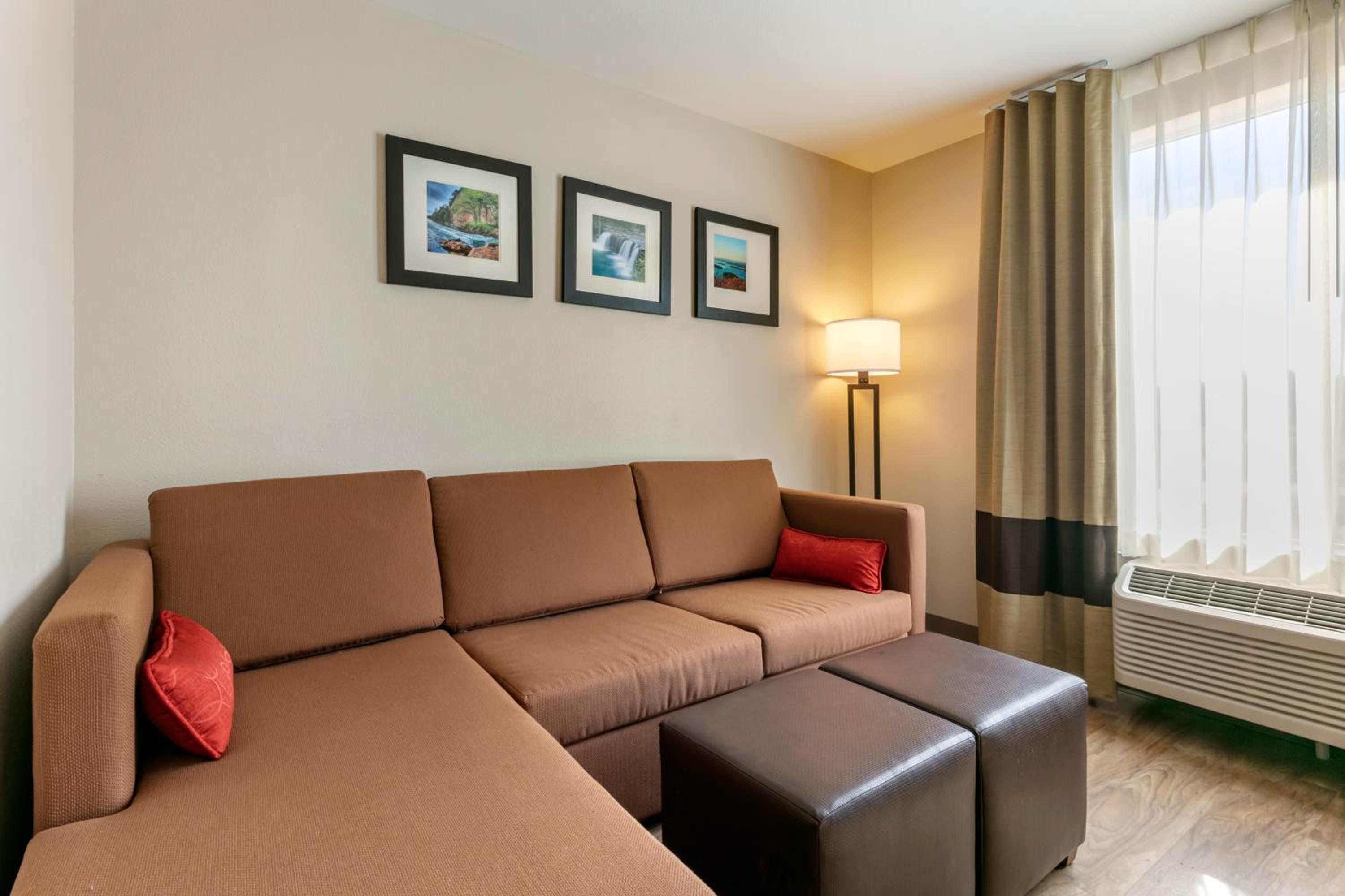 King Suite - Non-Smoking - Photo 2