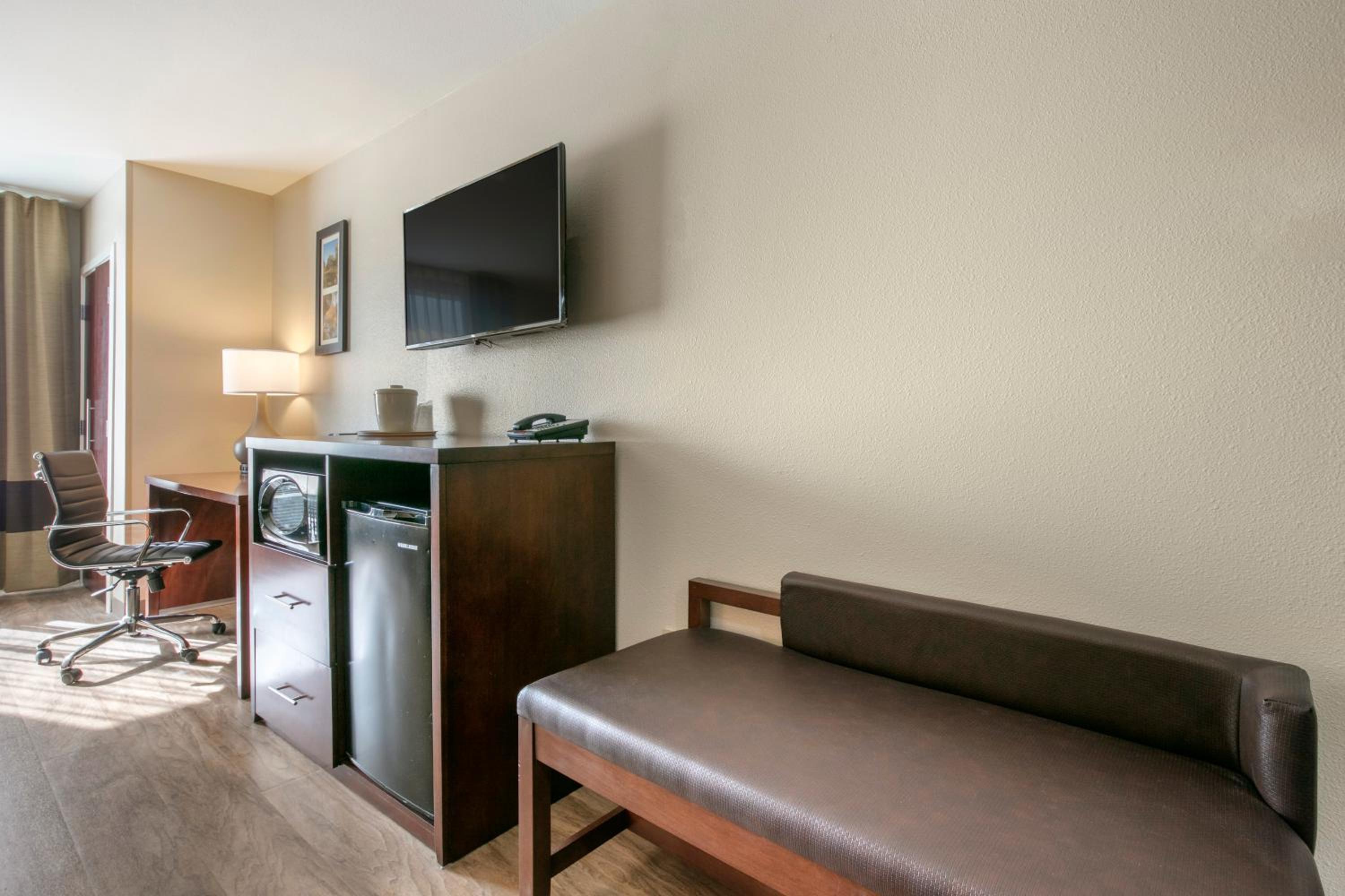 King Suite - Non-Smoking - Photo 4