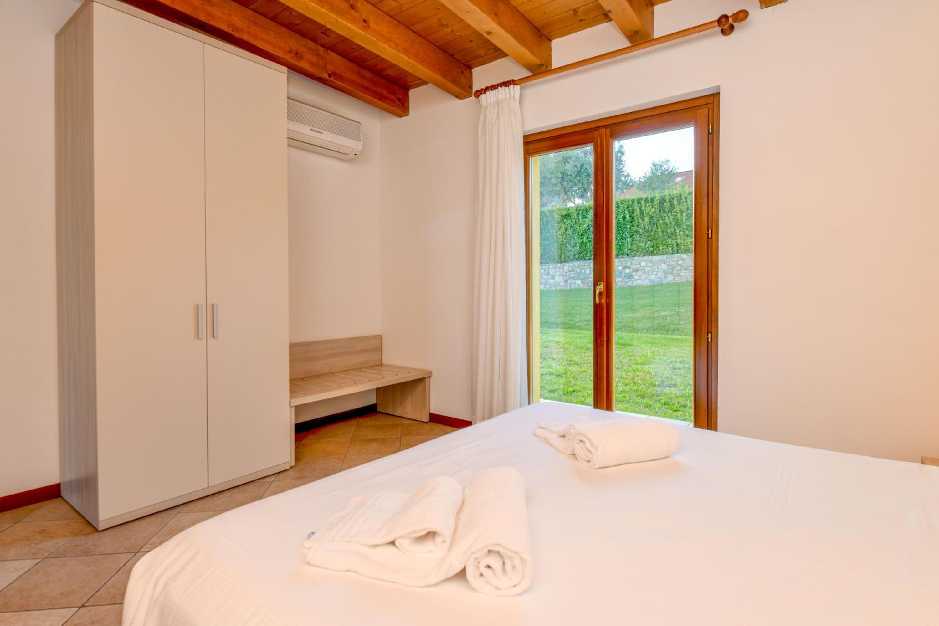 Standard One-Bedroom Apartment with Lake View photo 2