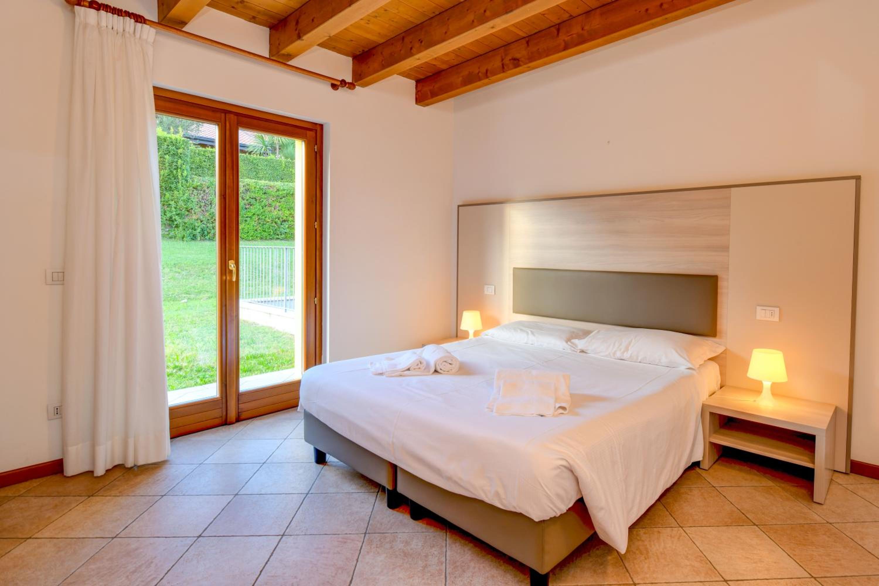 Standard One-Bedroom Apartment with Lake View