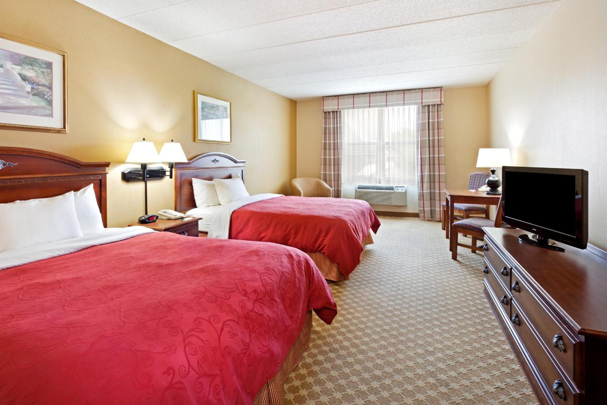 Queen Room with Two Queen Beds - Photo 4