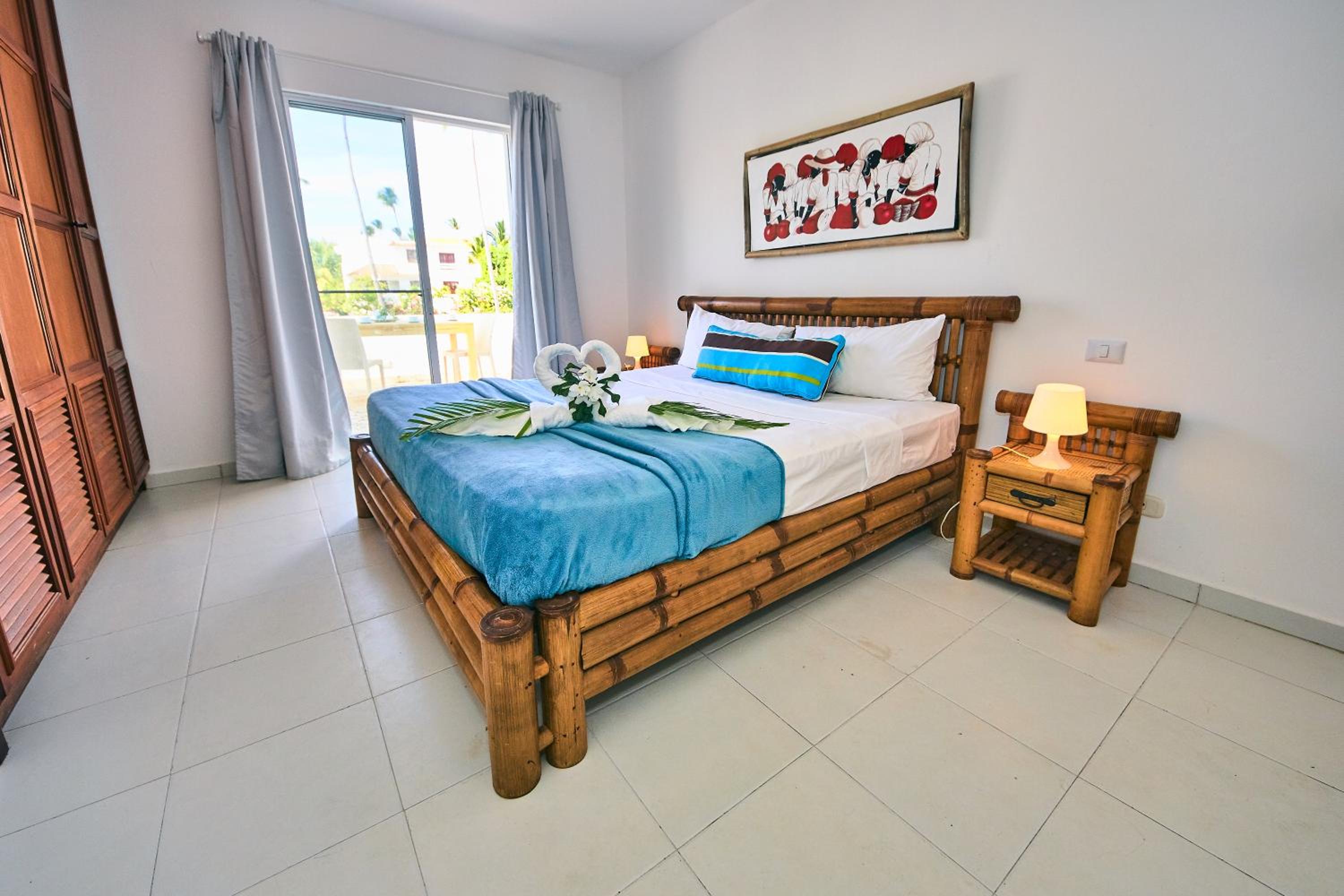 Classic Studio, 1 King Bed, Pool View — the supplier's photographs — photo 2