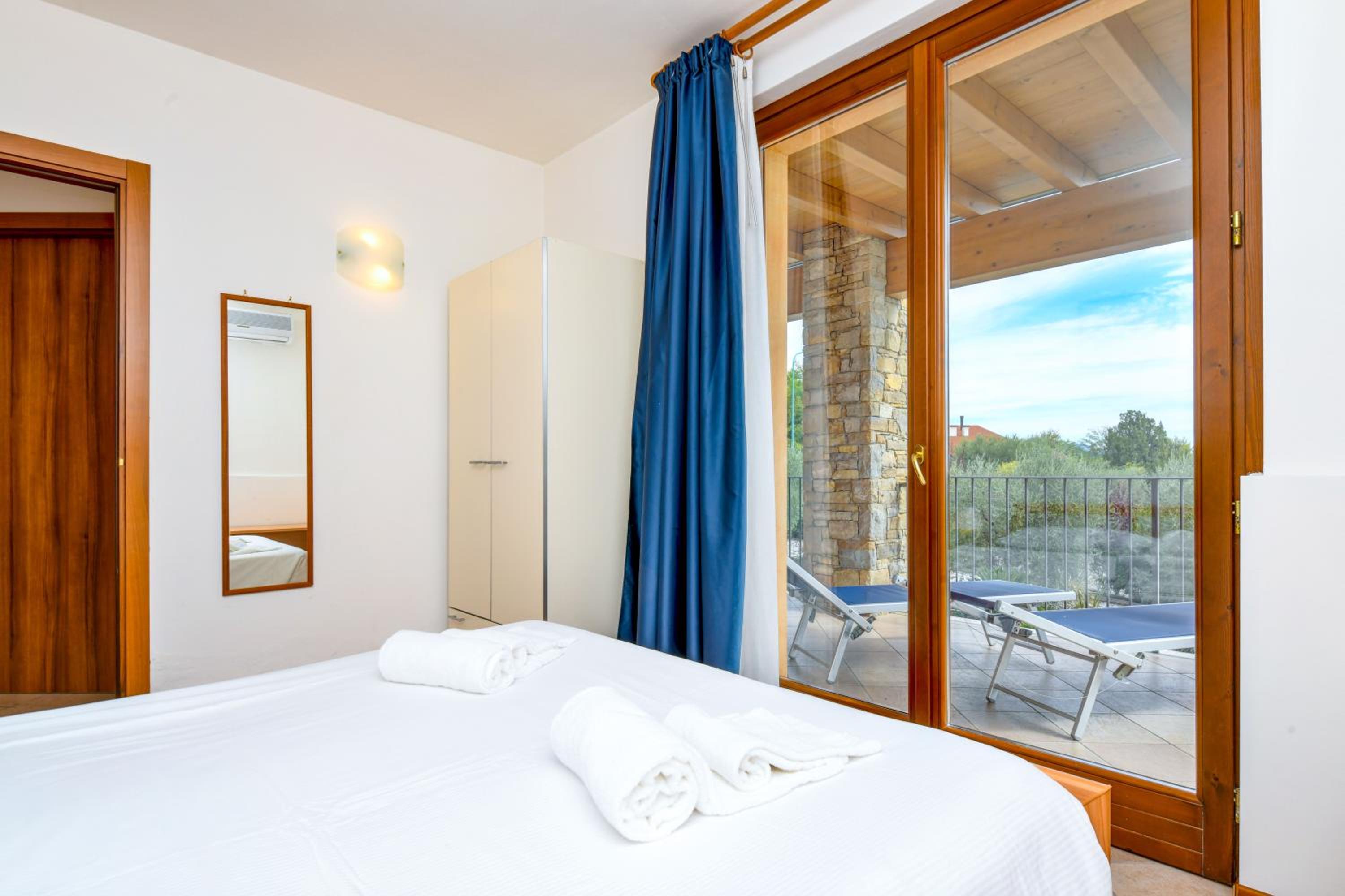 Standard Three-Bedroom Apartment with Lake View