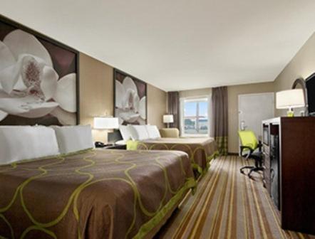 Queen Room with Two Queen Beds - Non-Smoking - Photo 1