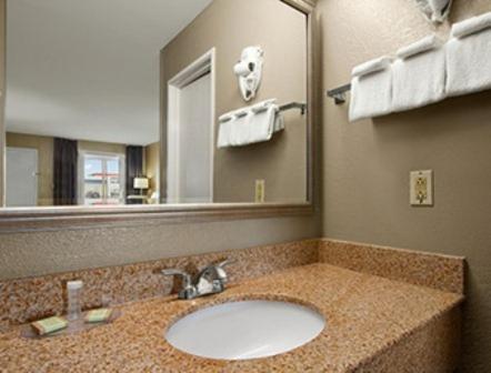 Queen Room - Non-Smoking - Photo 2