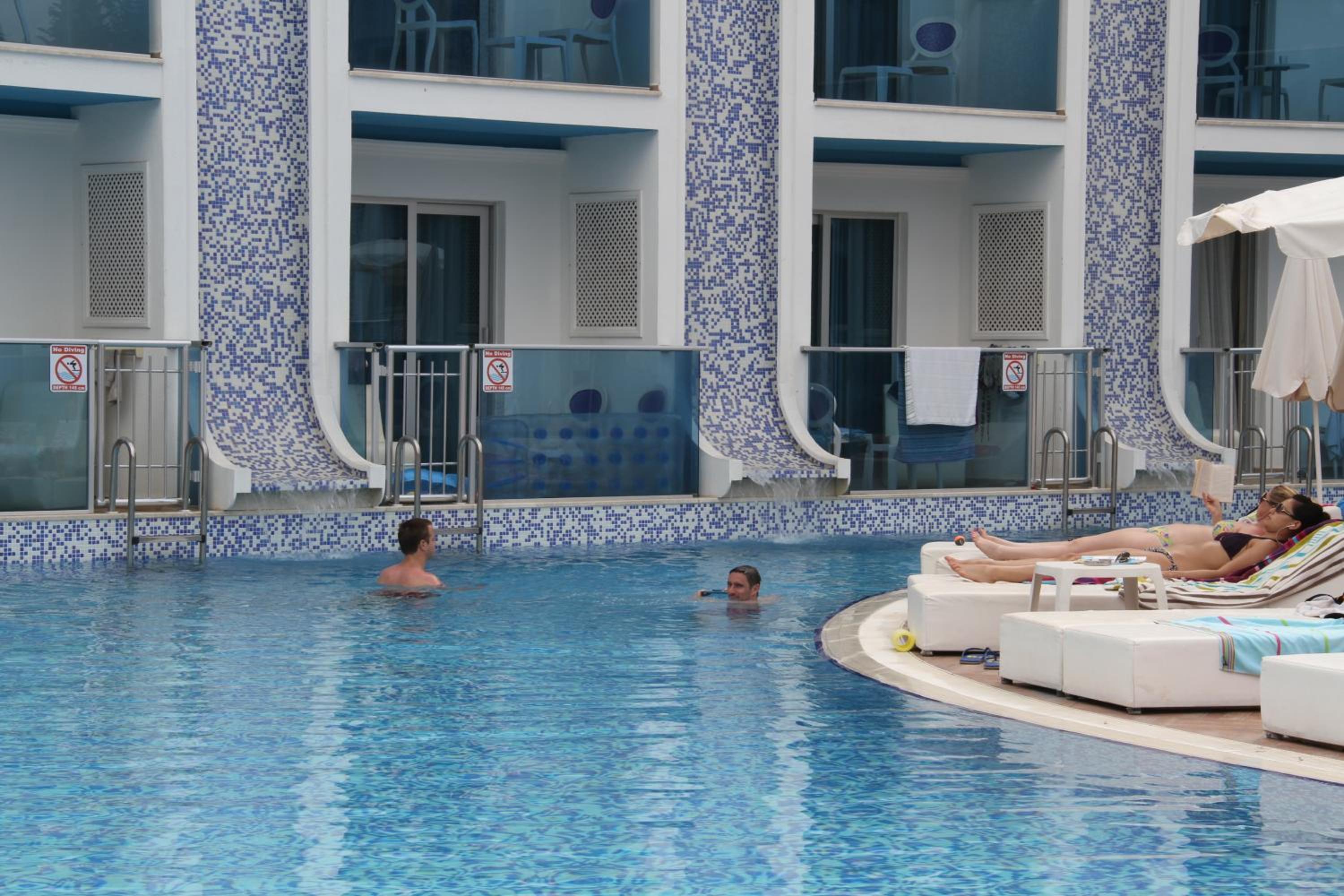 Swim-Up Double Room - Photo 11