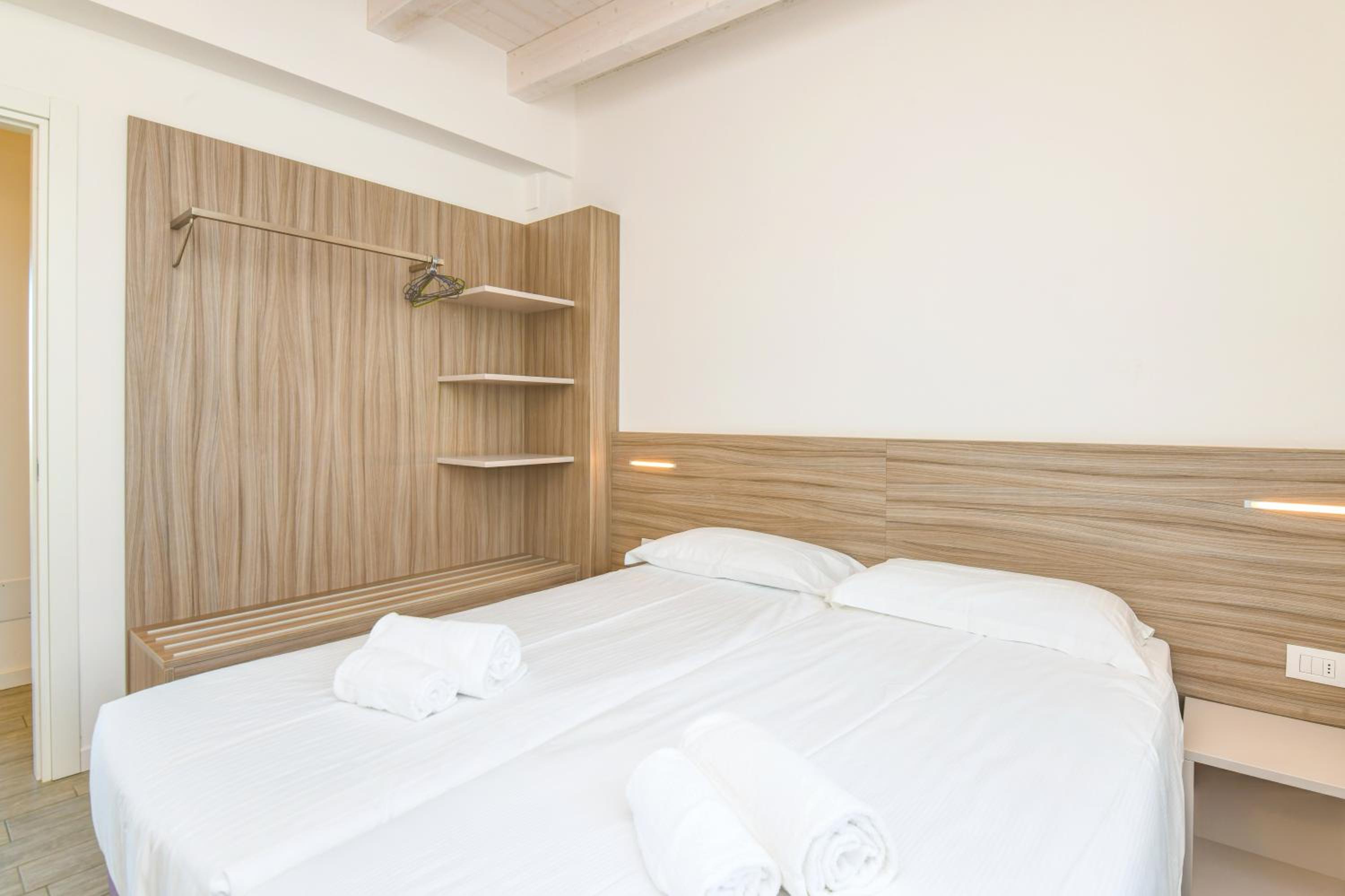 Elegance Two-Bedroom Apartment with Lake View photo 1