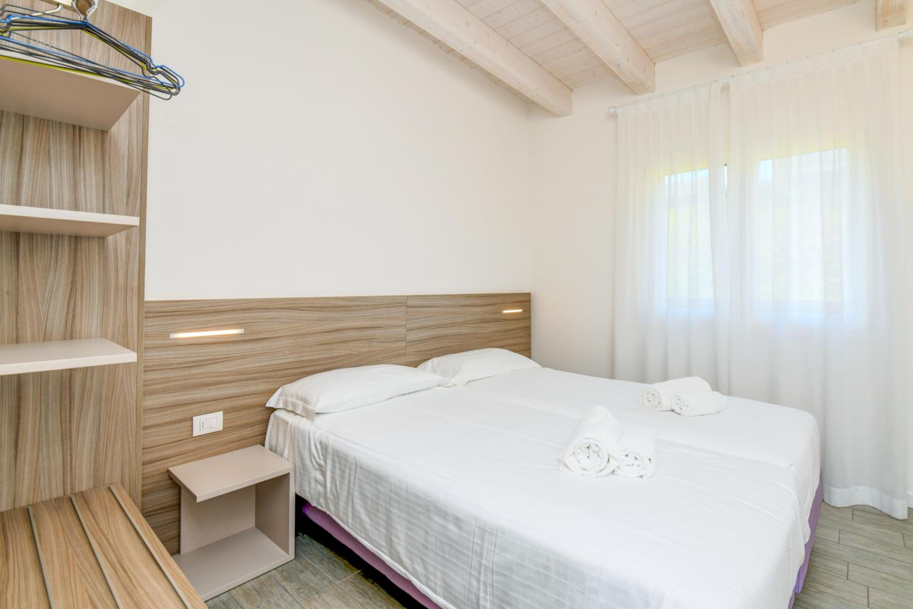 Elegance Two-Bedroom Apartment with Lake View photo 2