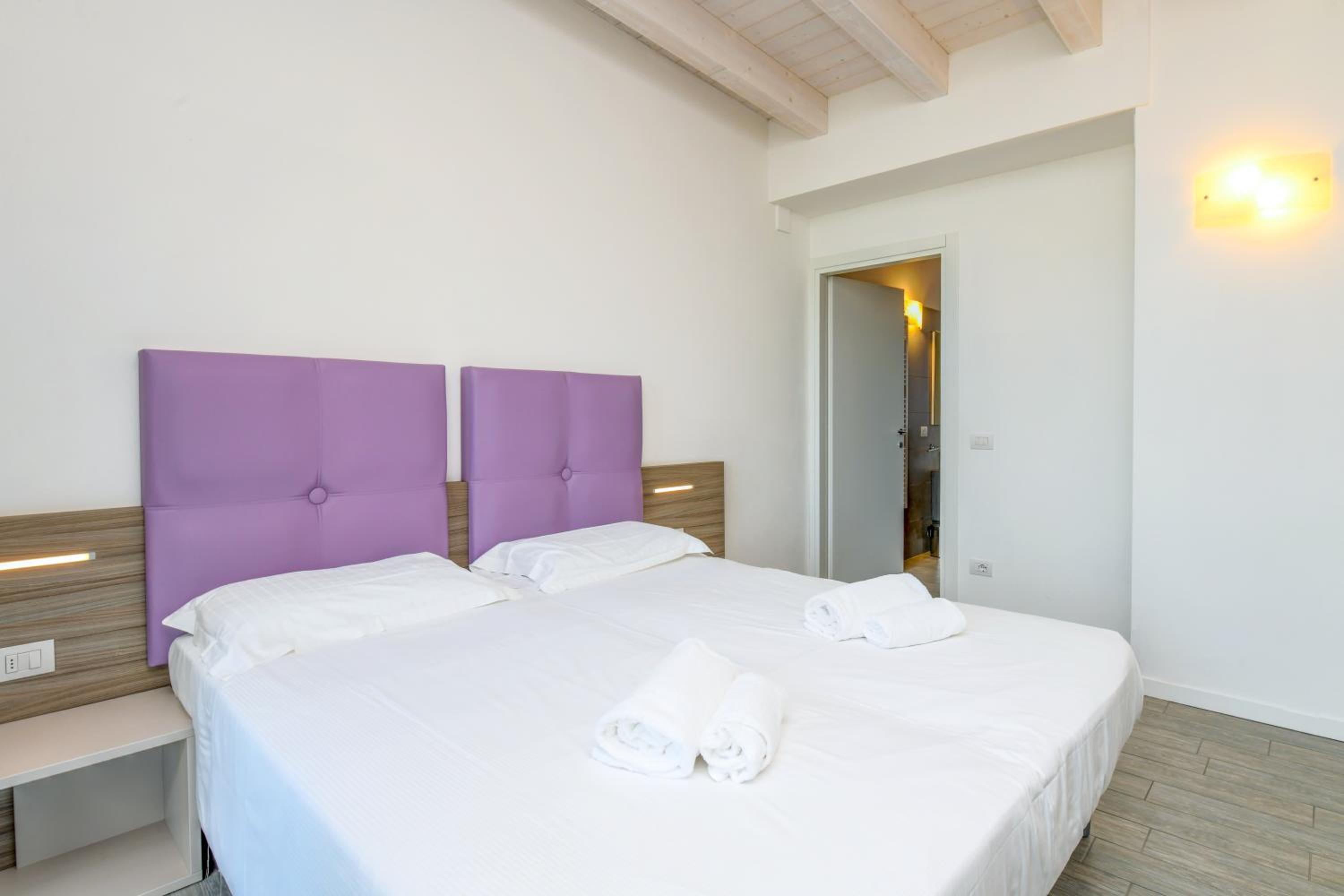 Elegance One-Bedroom Apartment with Lake View photo 1