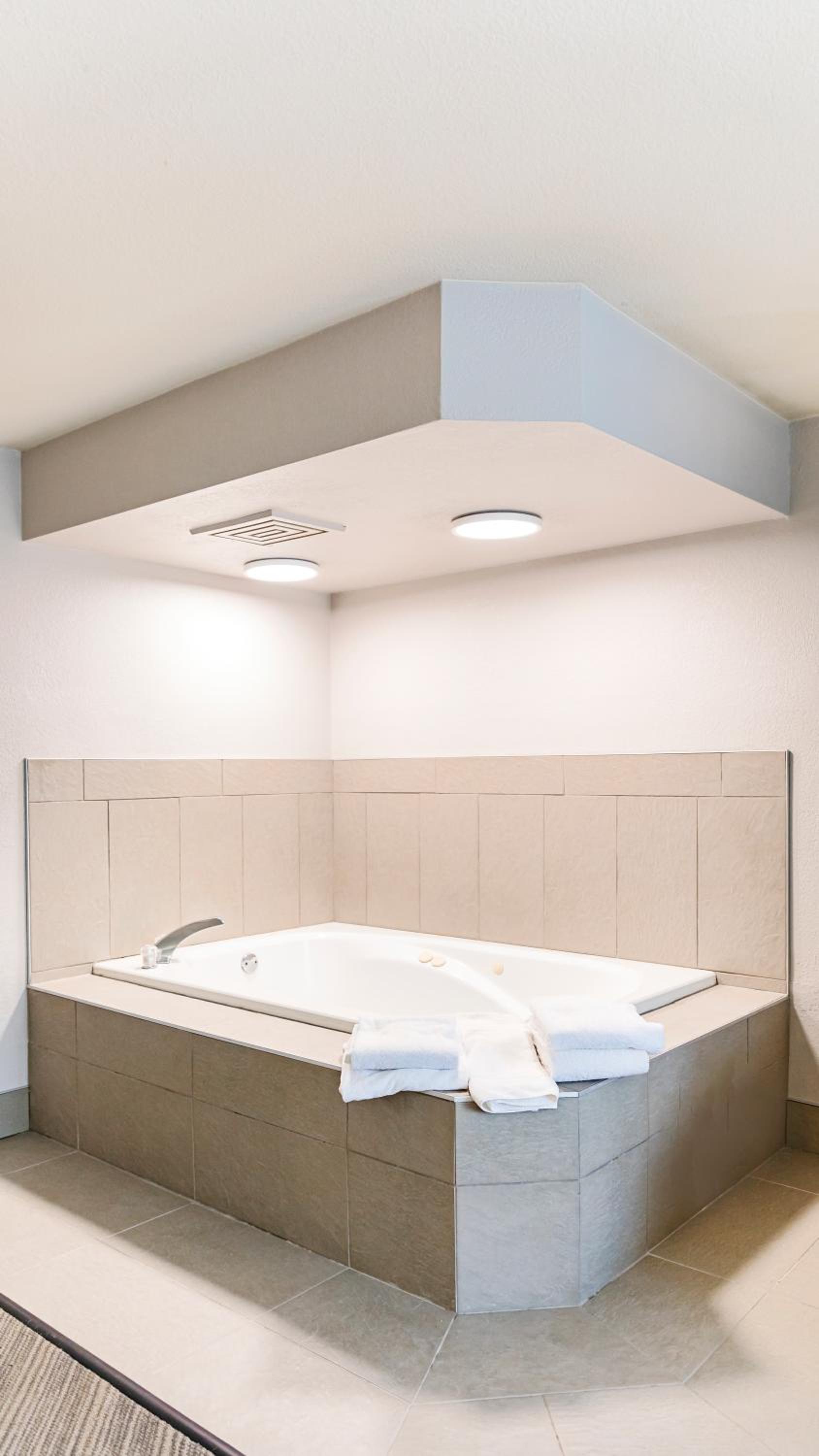 King Suite with Whirlpool - Non-smoking - Photo 4