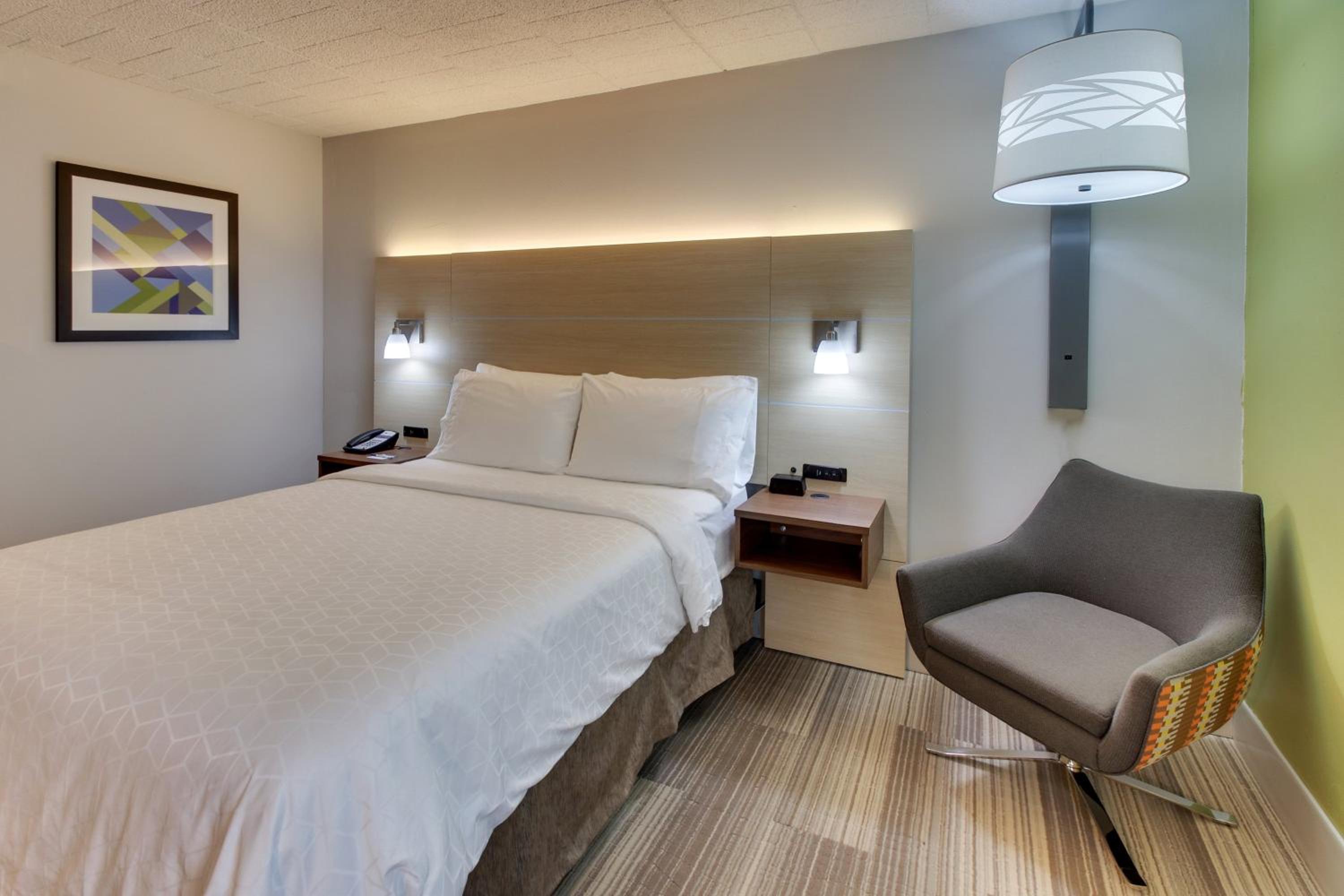 Queen Room - Hearing Accessible - Photo 4