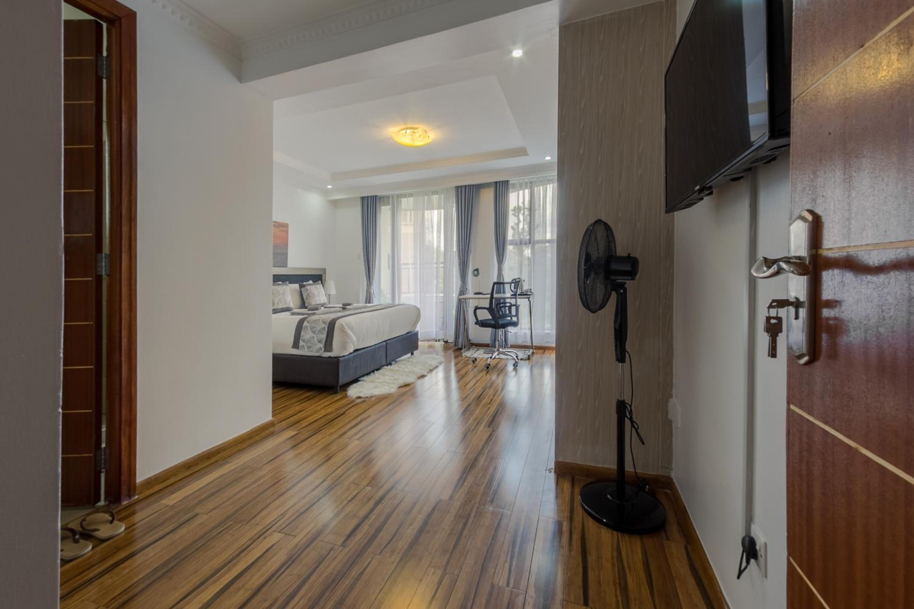 Standard King Room - Photo 19