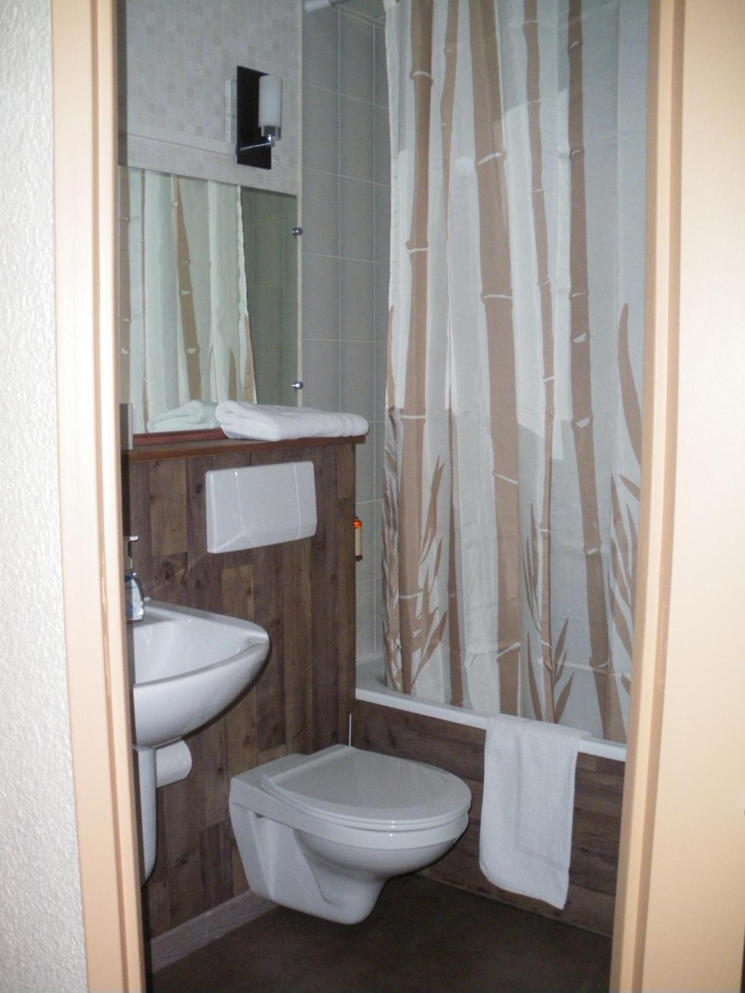 Family Room (2 Adults + 2 Children) - Photo 11