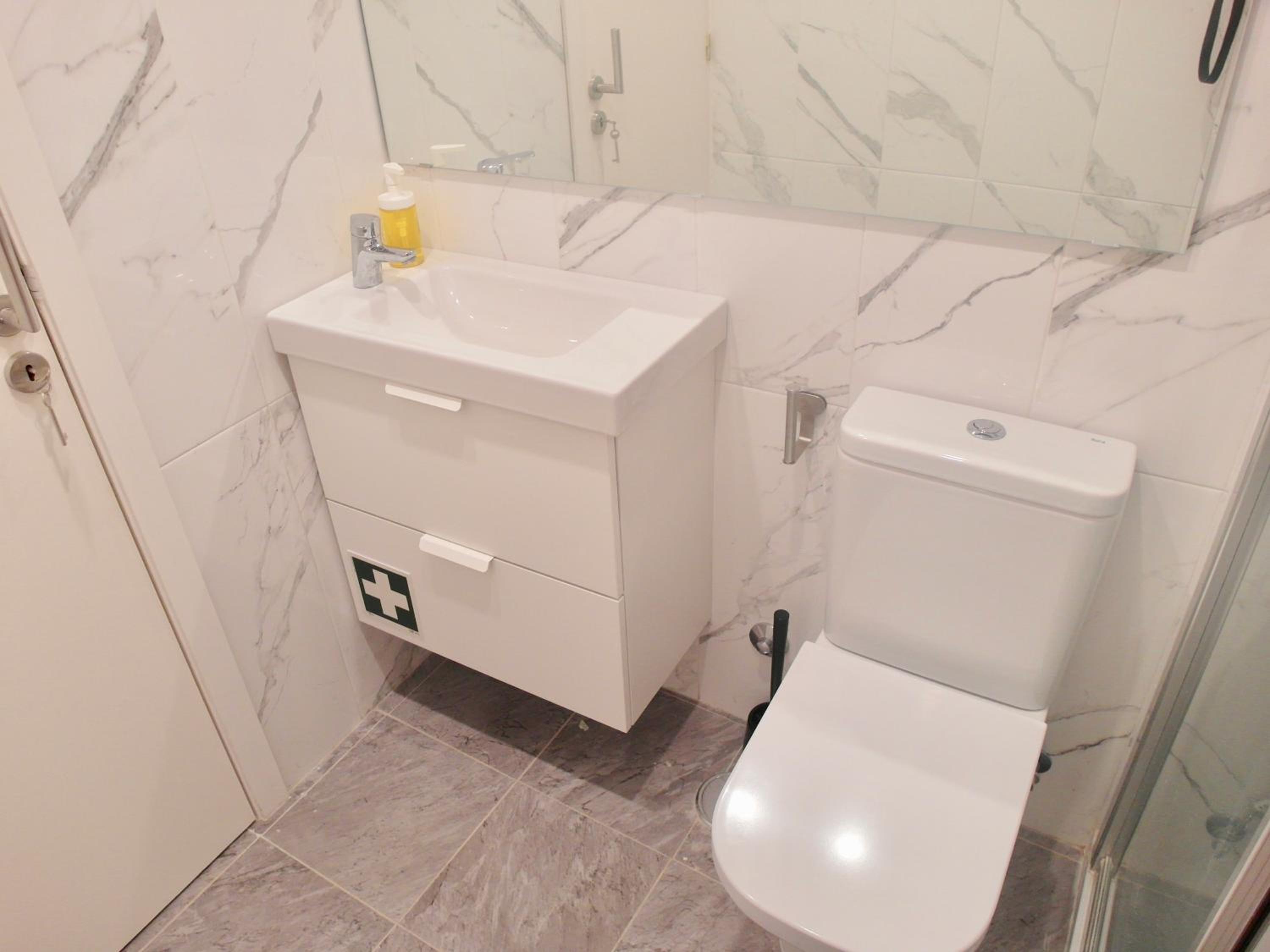Apartment with Shower photo 2