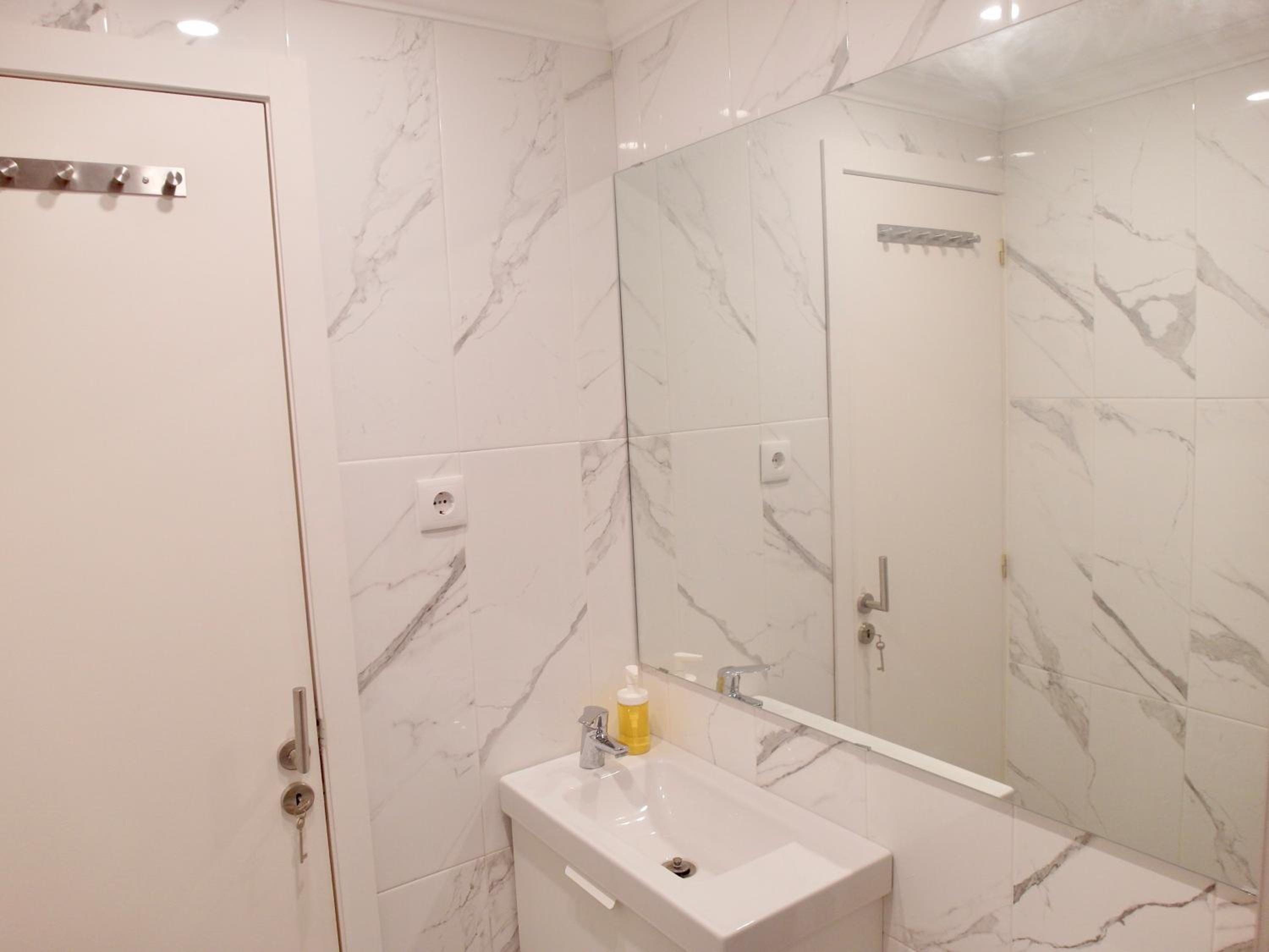 Apartment with Shower photo 3