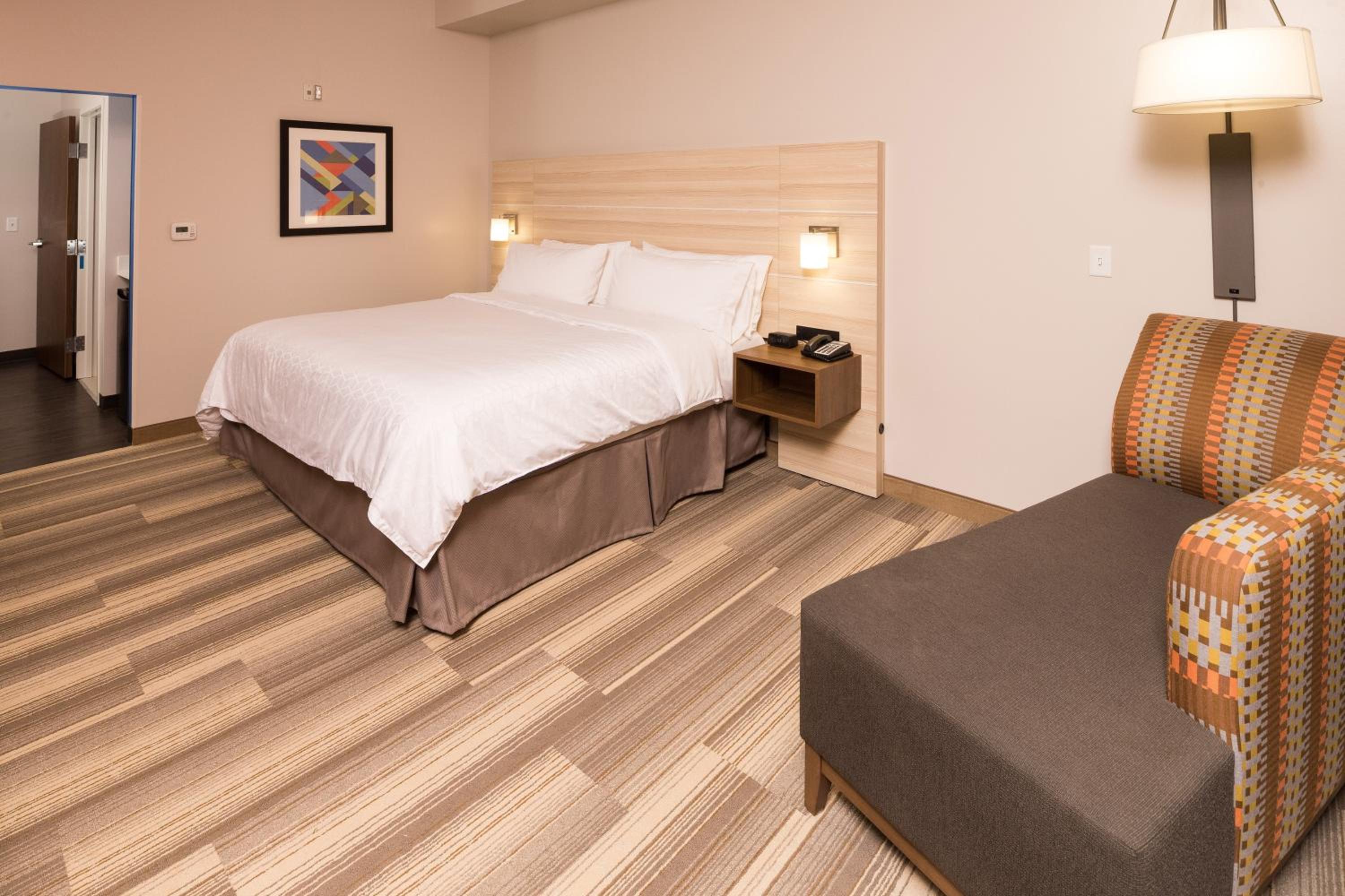 Standard King Room - Photo 3