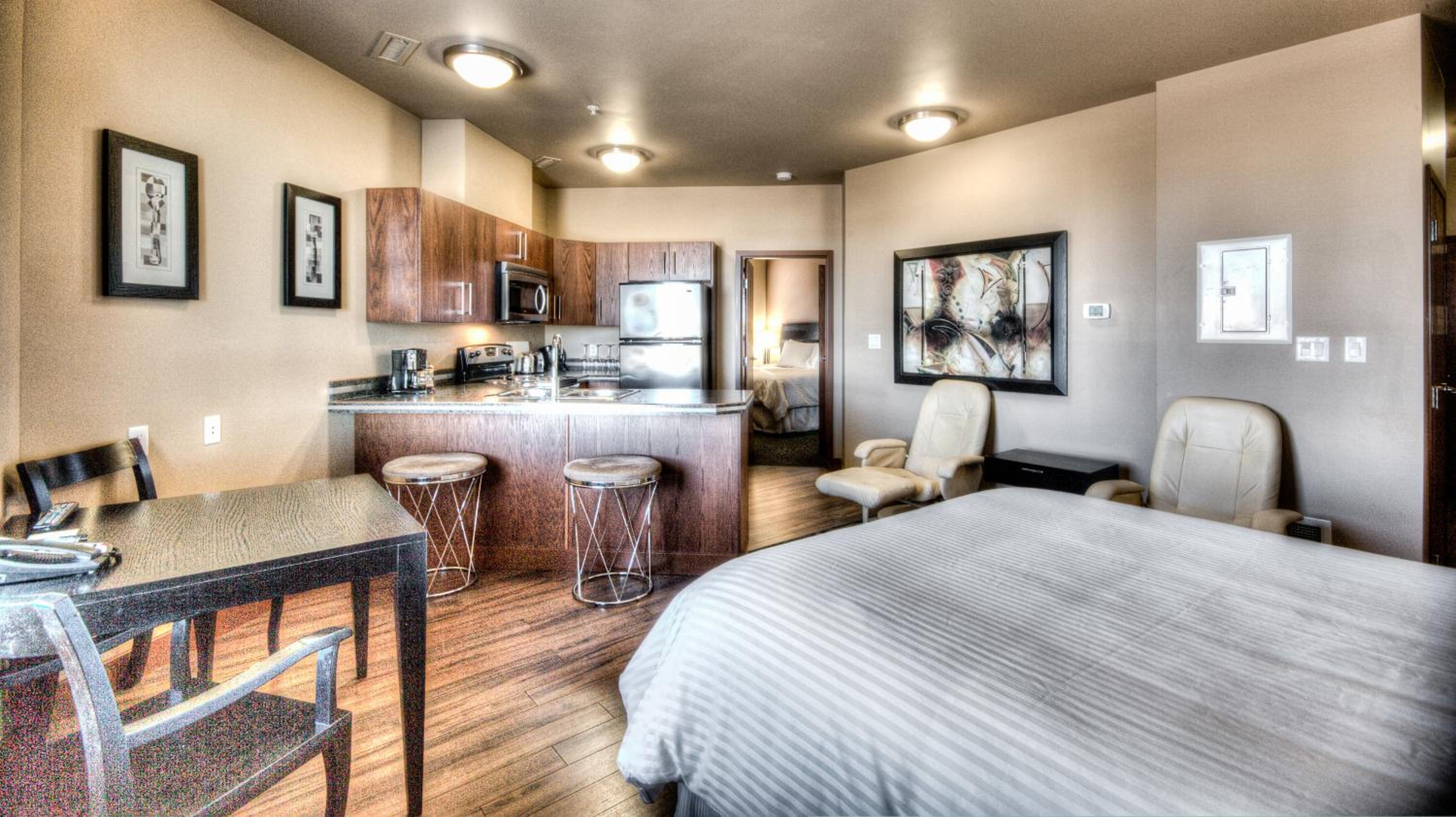 1 Bedroom Suite With 1 King Bed And 1 Queen Bed, Full Kitchenette photo 1
