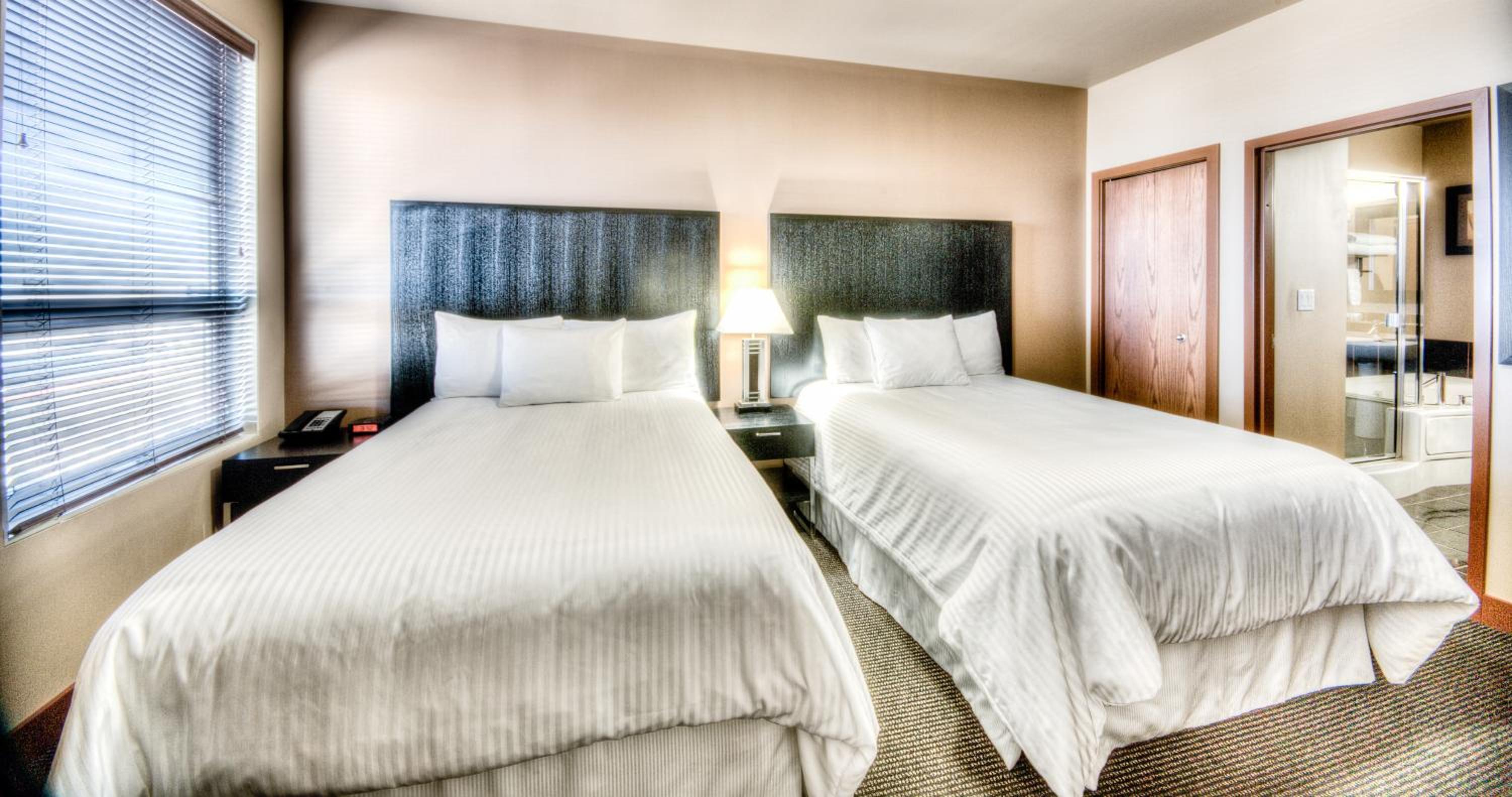 2 Bedroom Suite with 1 King Bed and 2 Double Beds, Washer/Dryer and Full Kitchenette photo 3