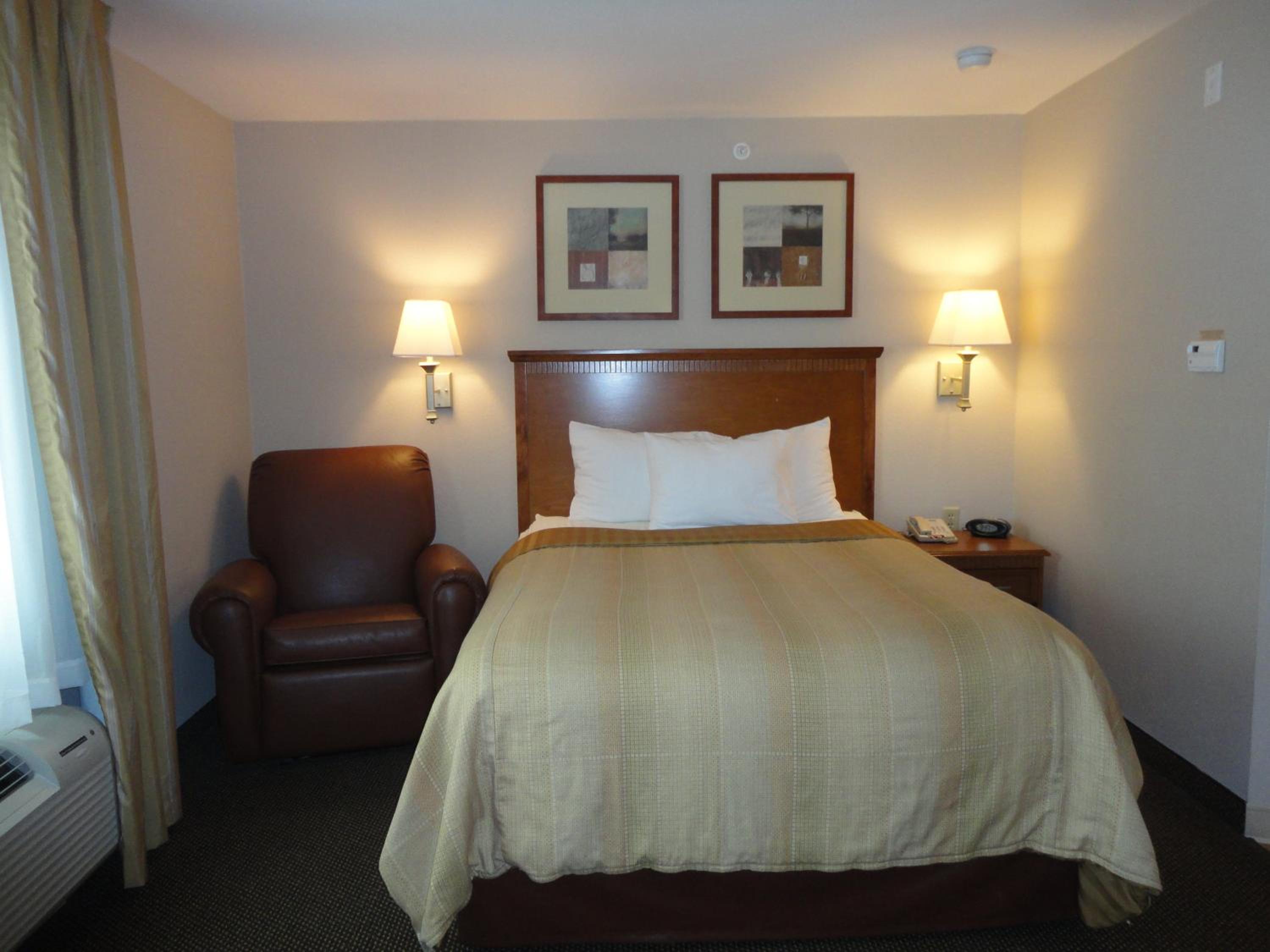 Queen Studio Suite - Photo 2