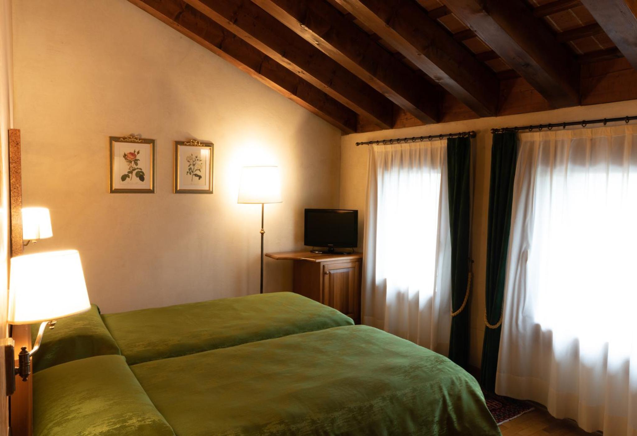 Double or Twin Room - Photo 8