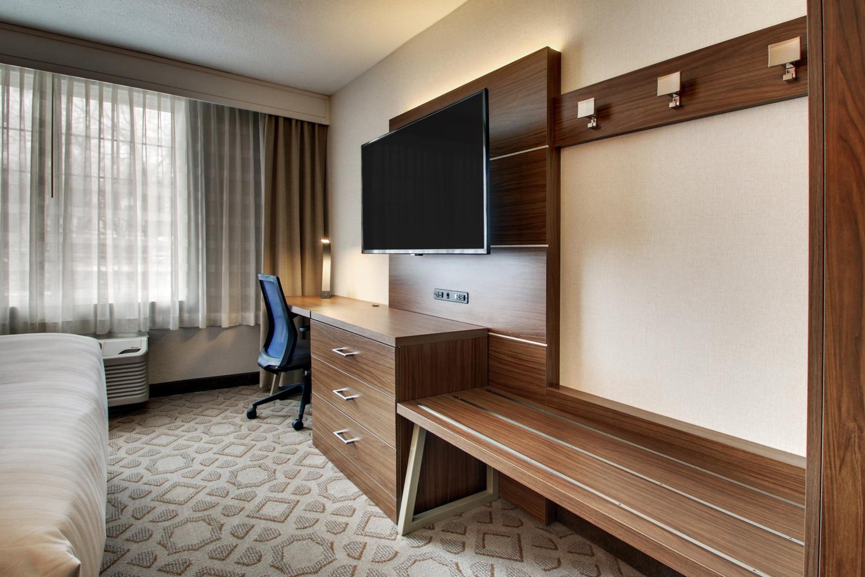 Standard King Room with Sofa Bed - Photo 5
