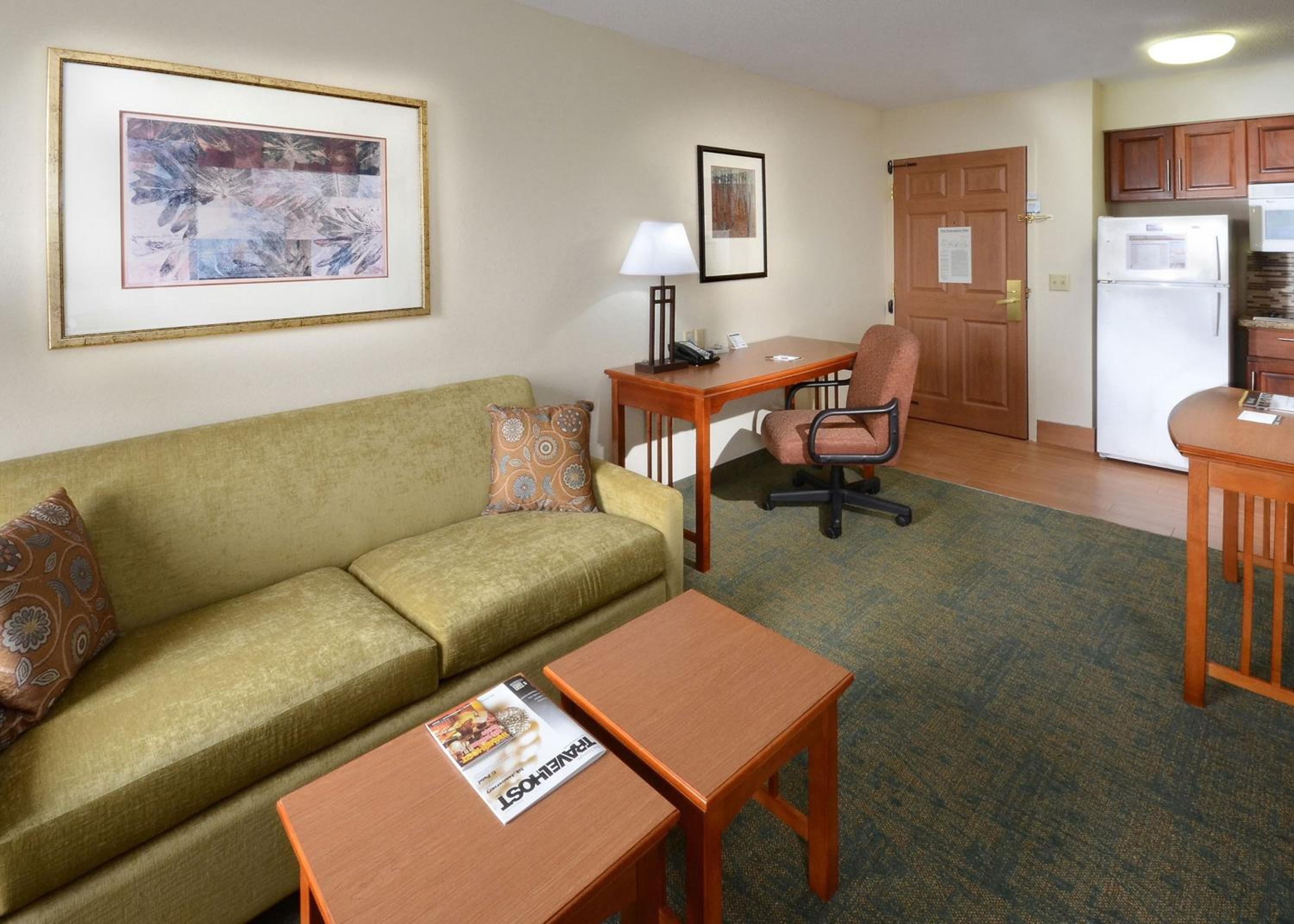 Queen Studio Suite - Photo 3