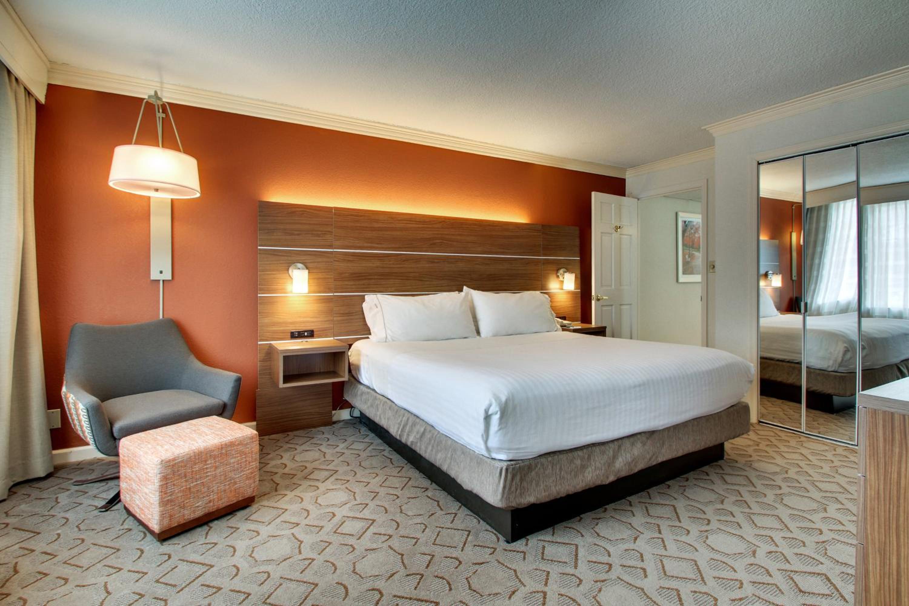 One-Bedroom Suite - Photo 2
