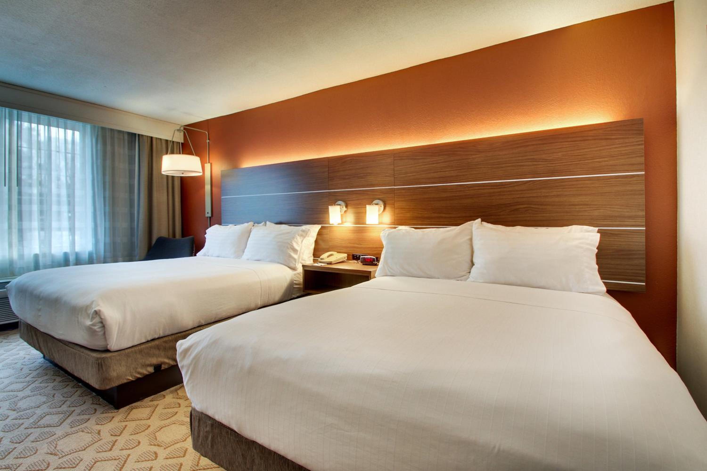 Standard Room with Two Queen Beds - Photo 2