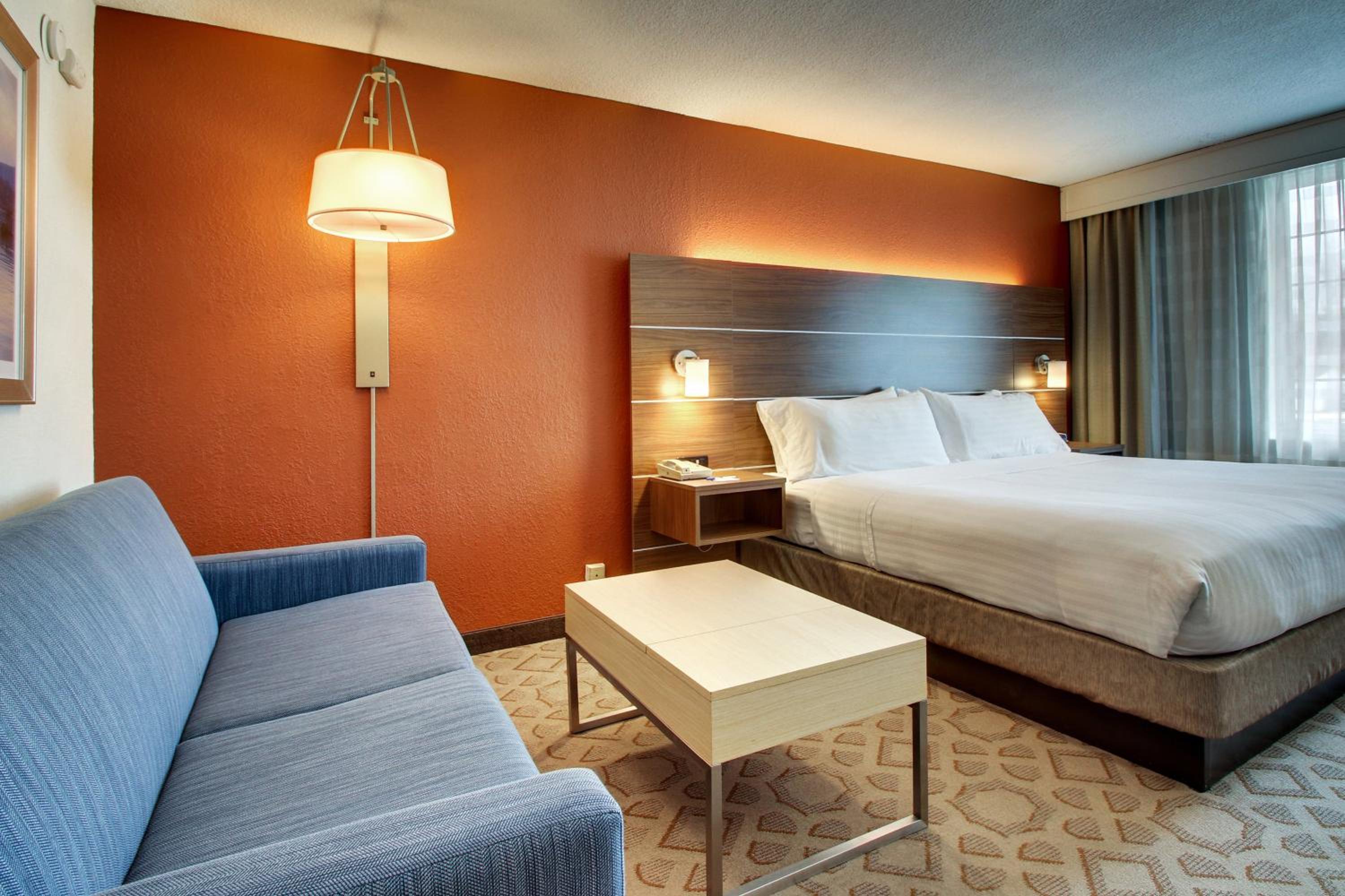 Standard King Room with Sofa Bed - Photo 7