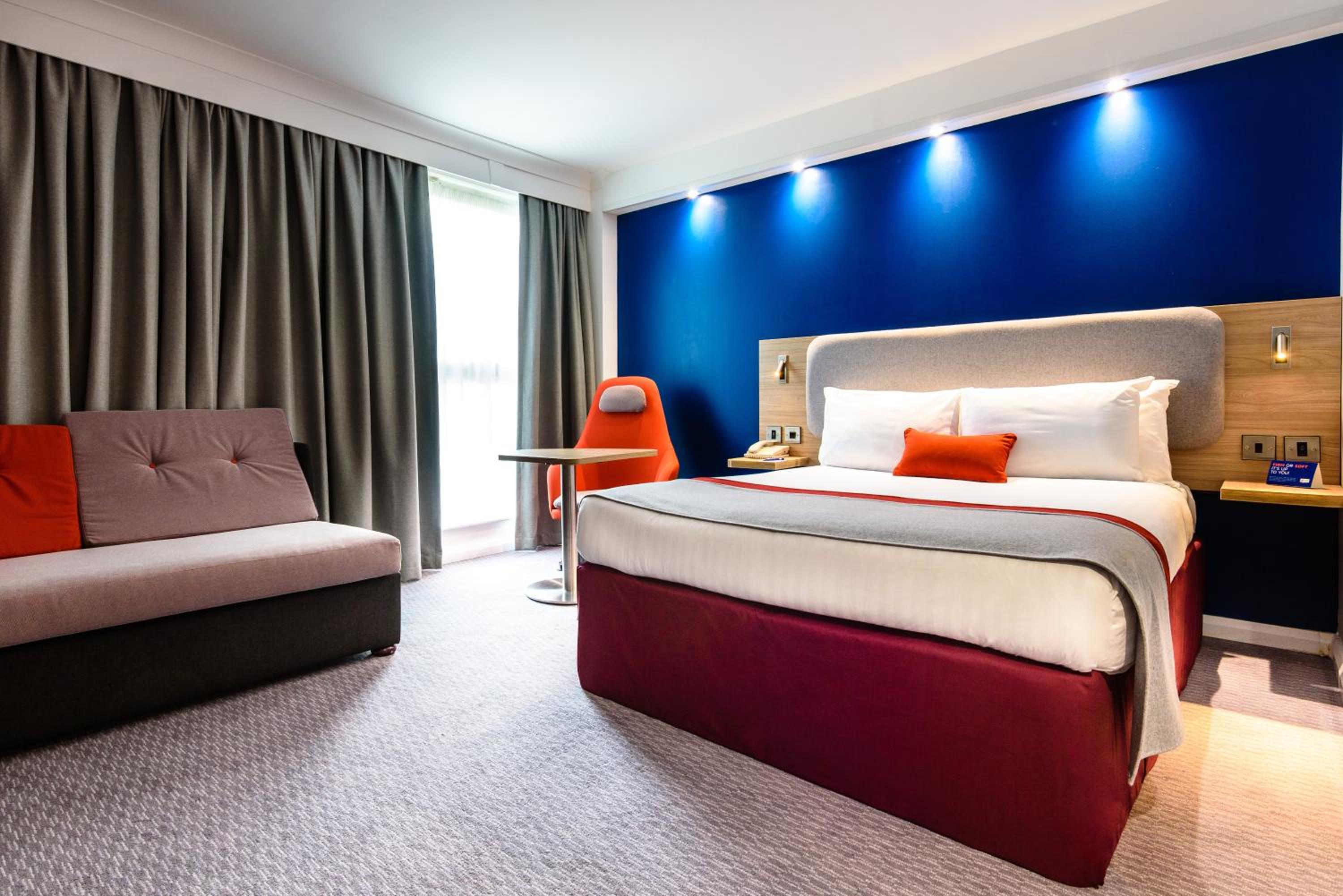 Standard Double Room with Sofa Bed and Free Hot Breakfast - Photo 5