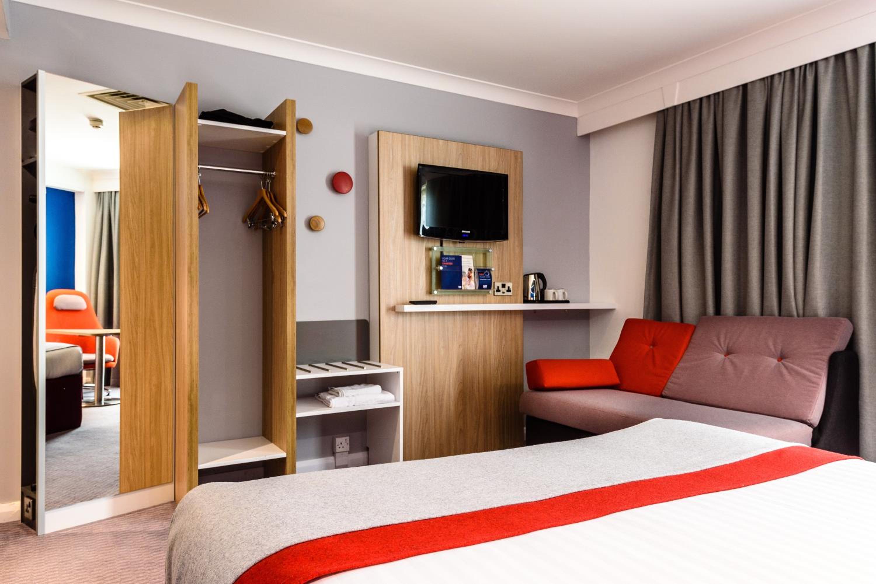 Standard Double Room with Sofa Bed and Free Hot Breakfast - Photo 1