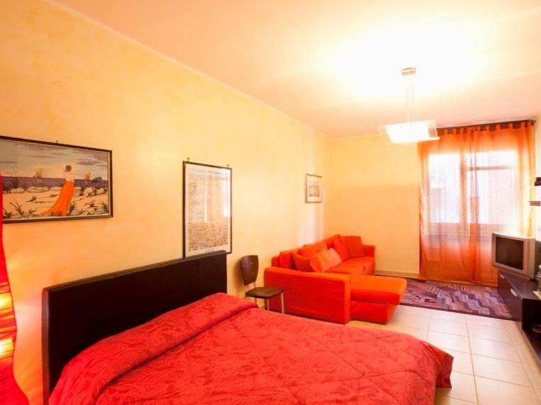 One-Bedroom Apartment - Photo 1