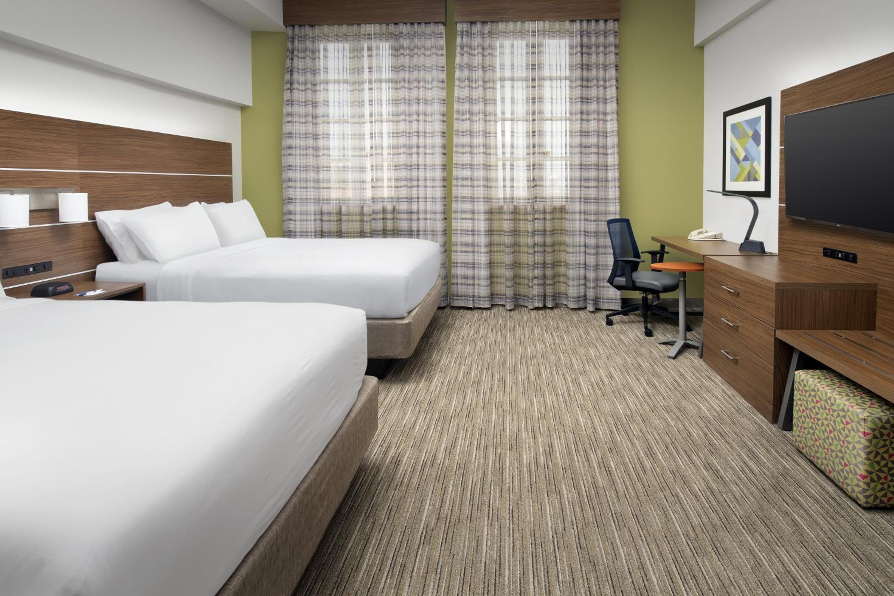 Standard Queen Room with Two Queen Beds - Photo 2