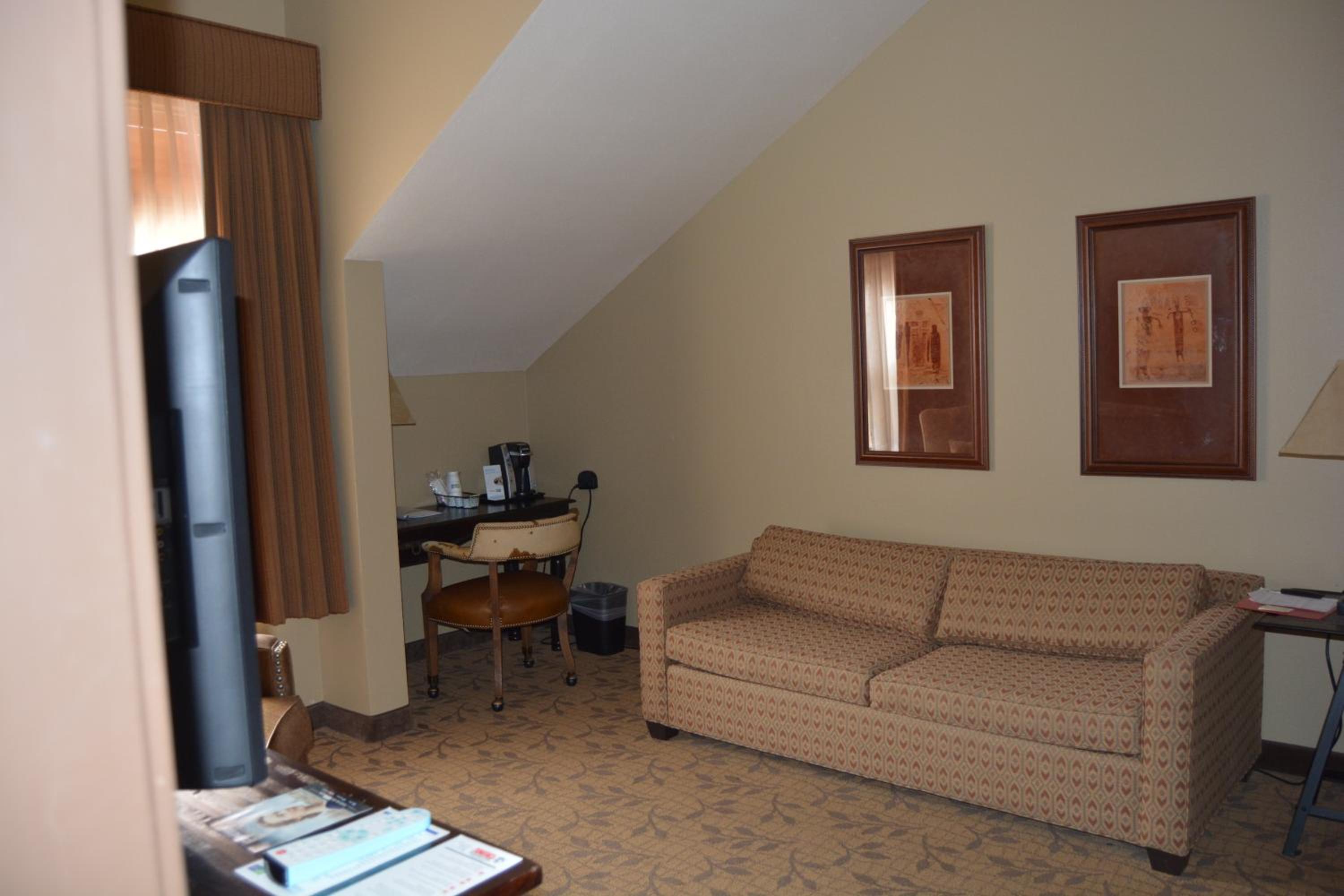 One-Bedroom King Suite - Photo 5