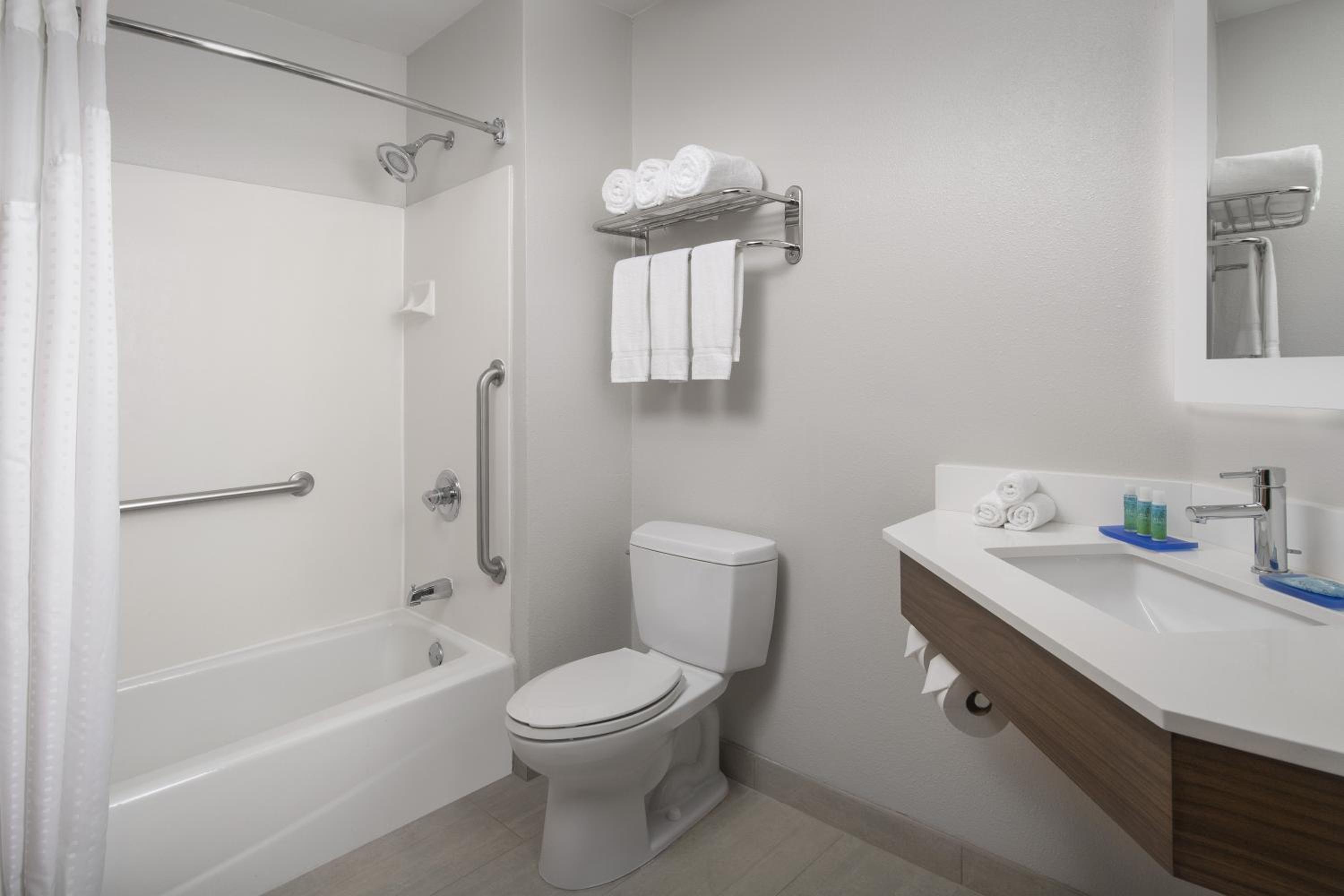 Standard King Room - Photo 8