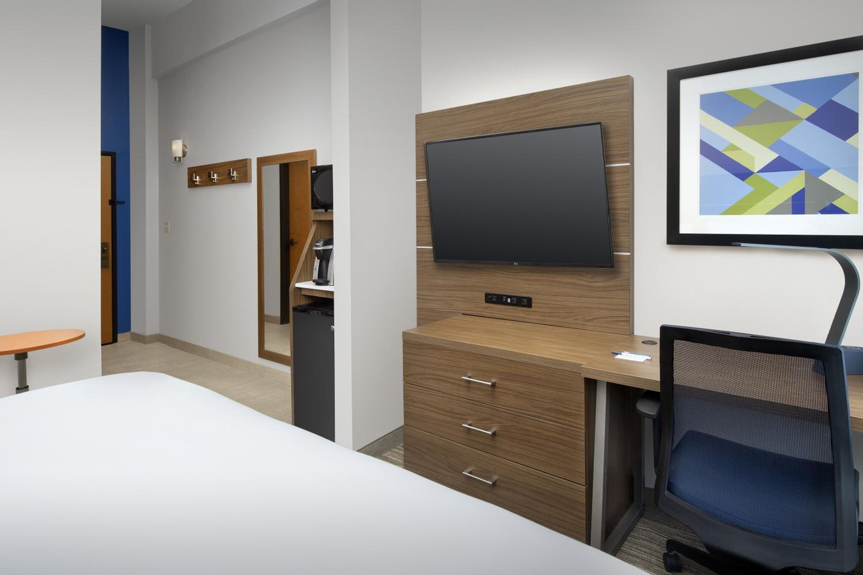 Standard King Room - Photo 5