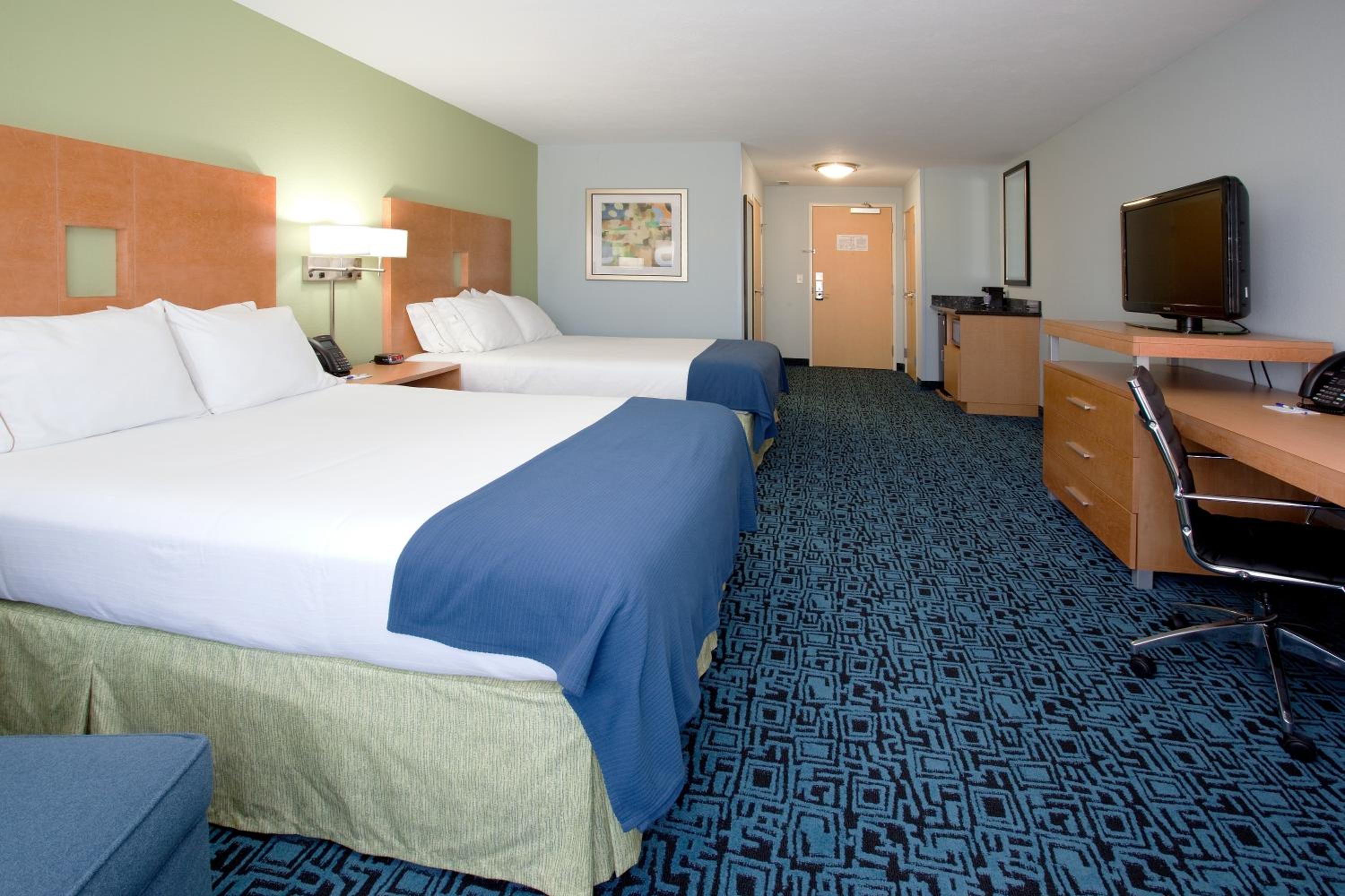 Standard Room with Two Queen Beds - Photo 2