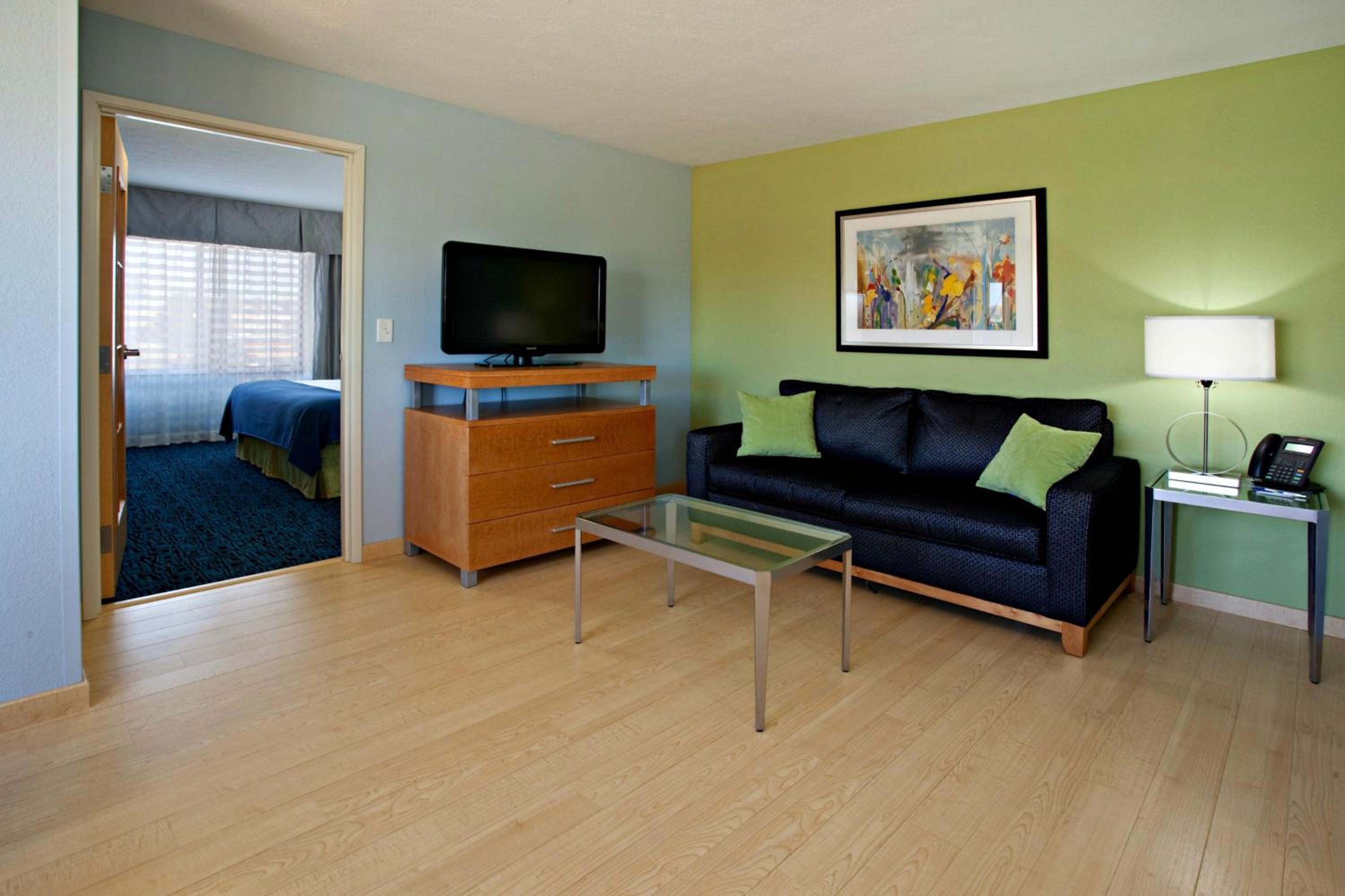 One-Bedroom King Suite - Photo 3
