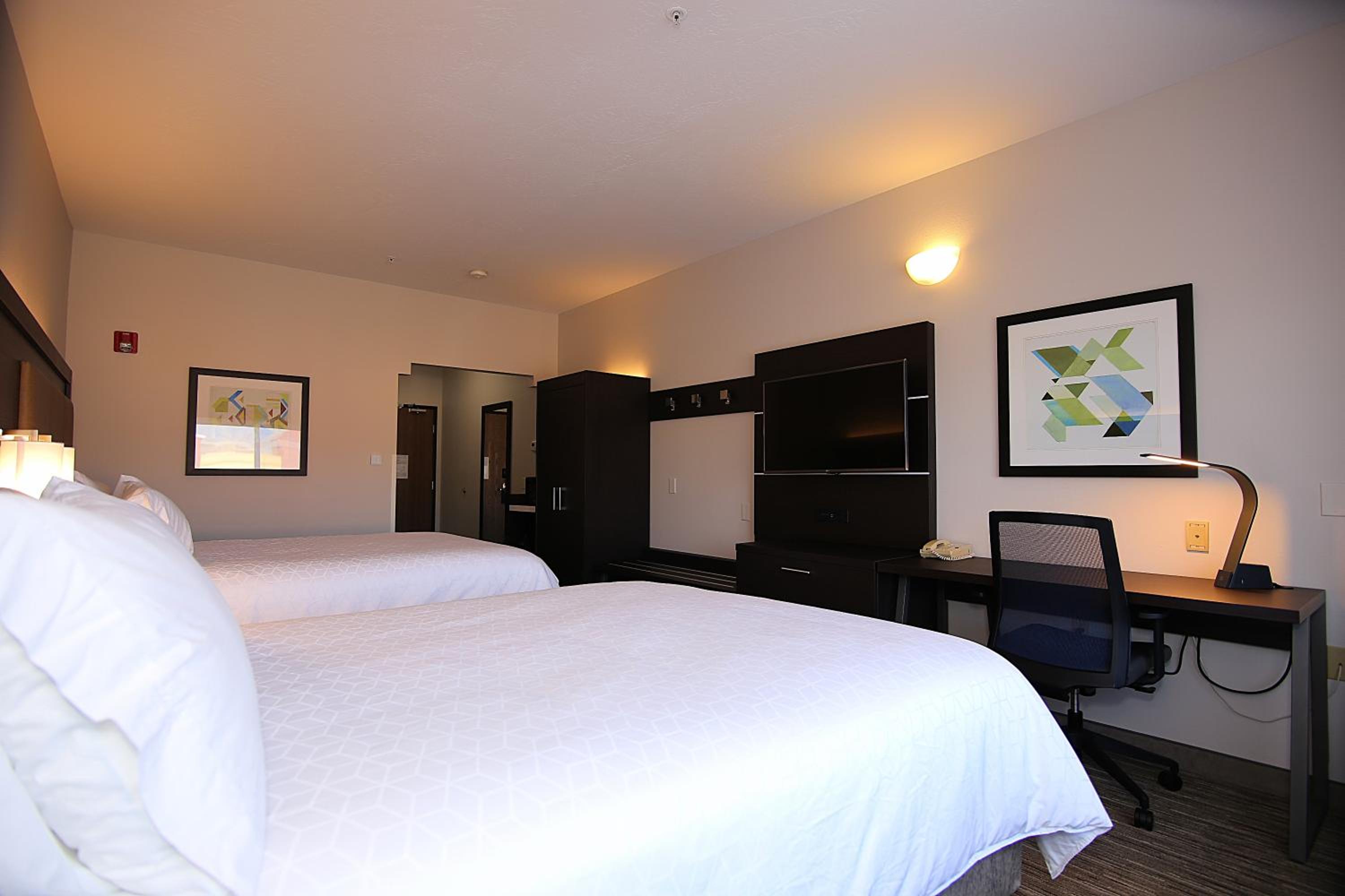 Standard Queen Room with Two Queen Beds - Photo 4