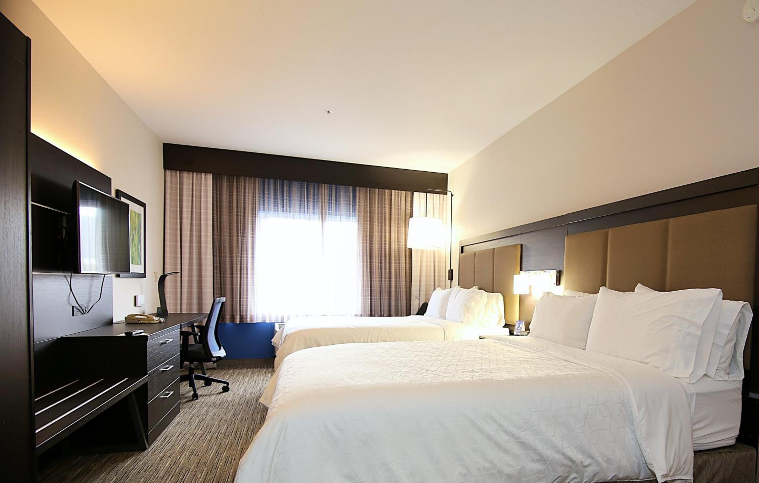 Standard Queen Room with Two Queen Beds - Photo 5